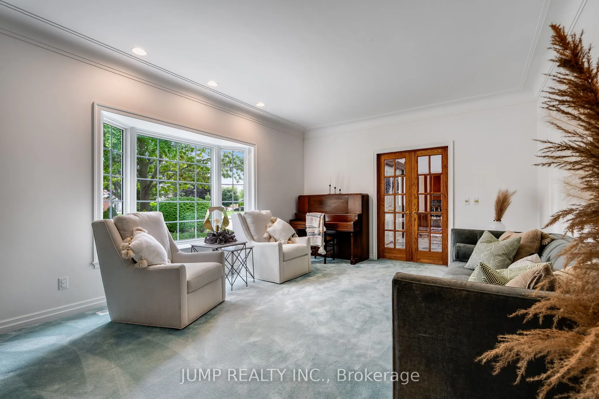 323 Talbot Street S