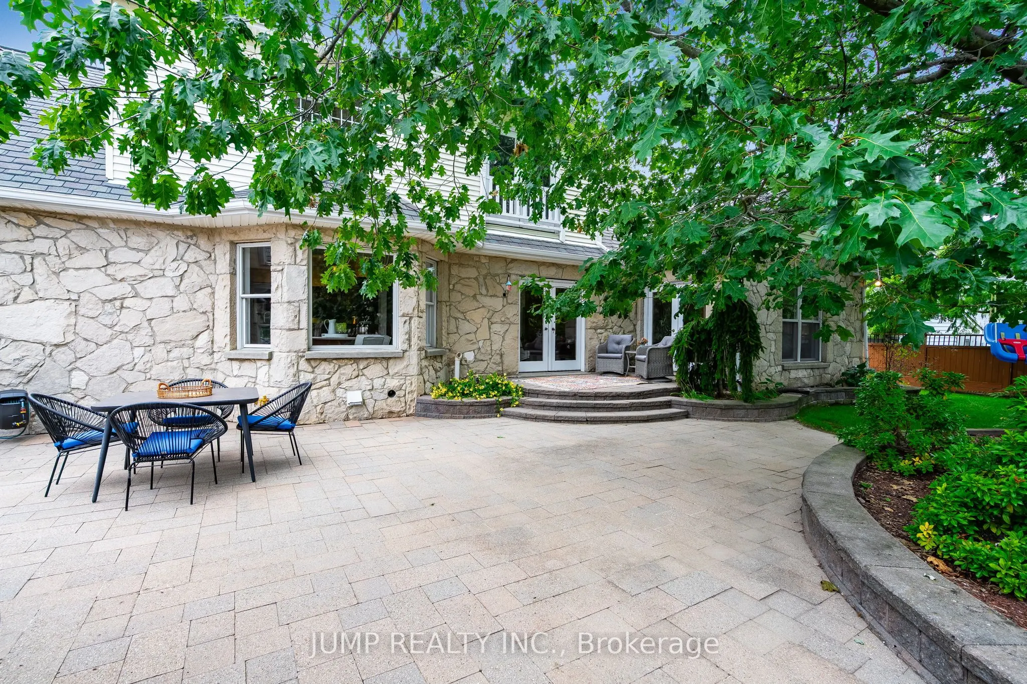 323 Talbot Street S
