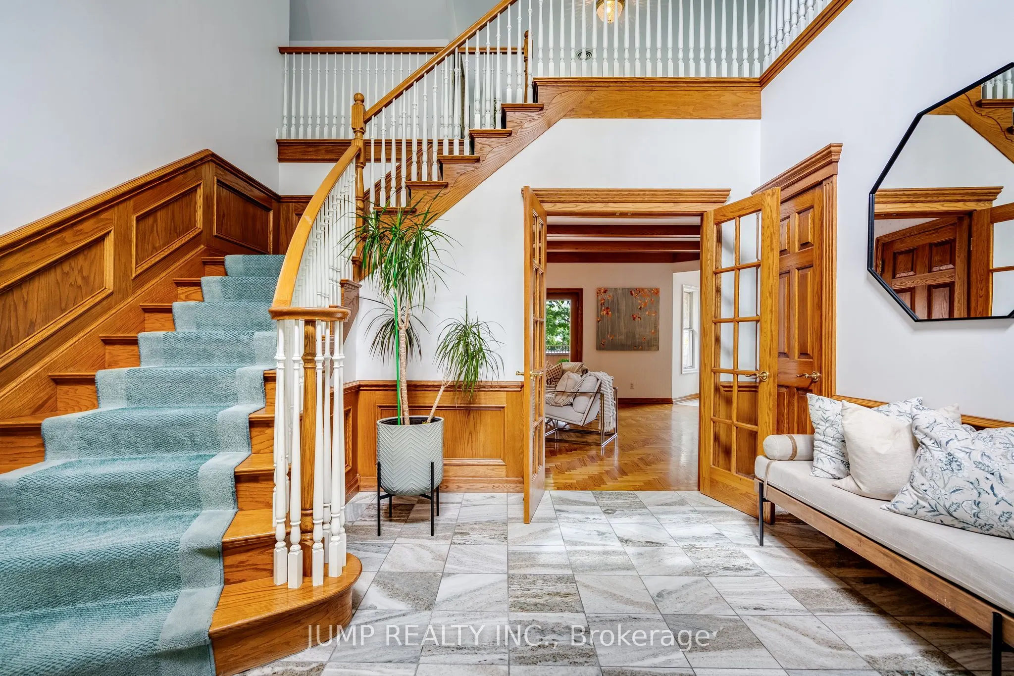 323 Talbot Street S