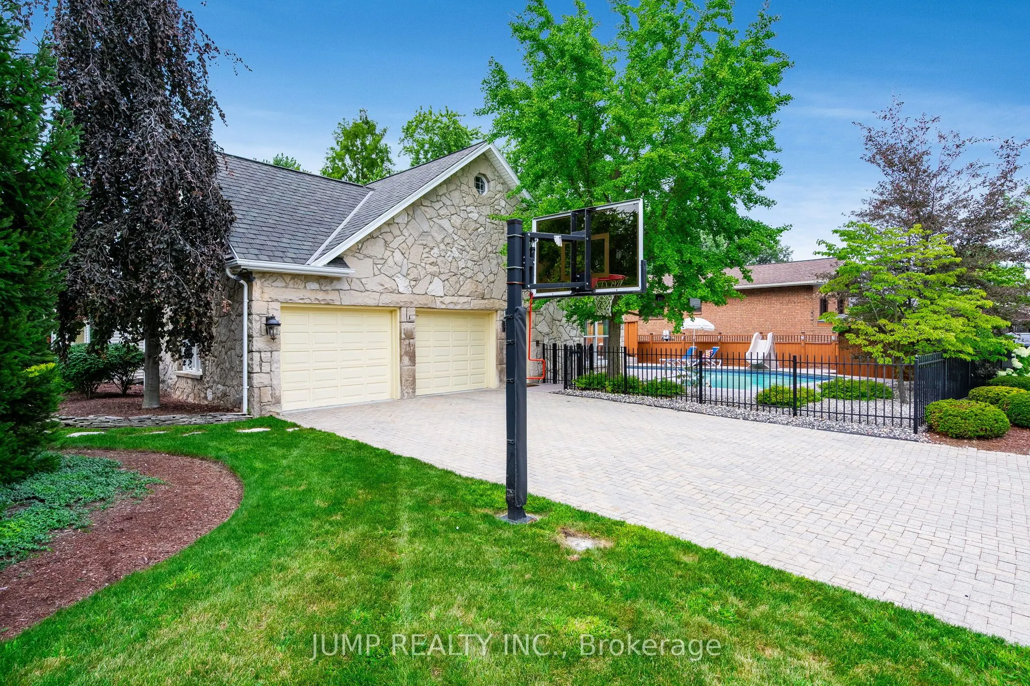 323 Talbot Street S