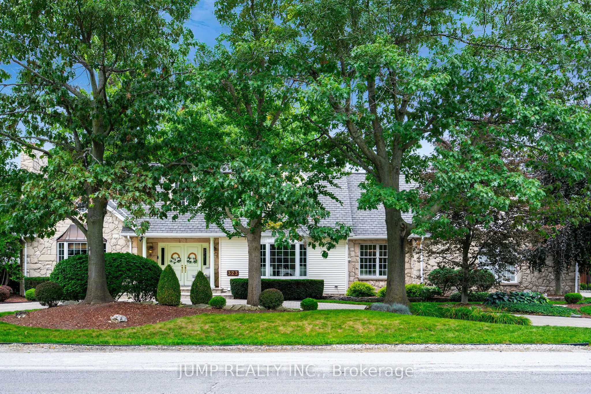 323 Talbot Street S