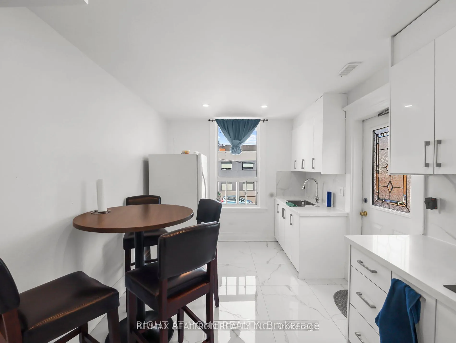 84 - 86 John Street S