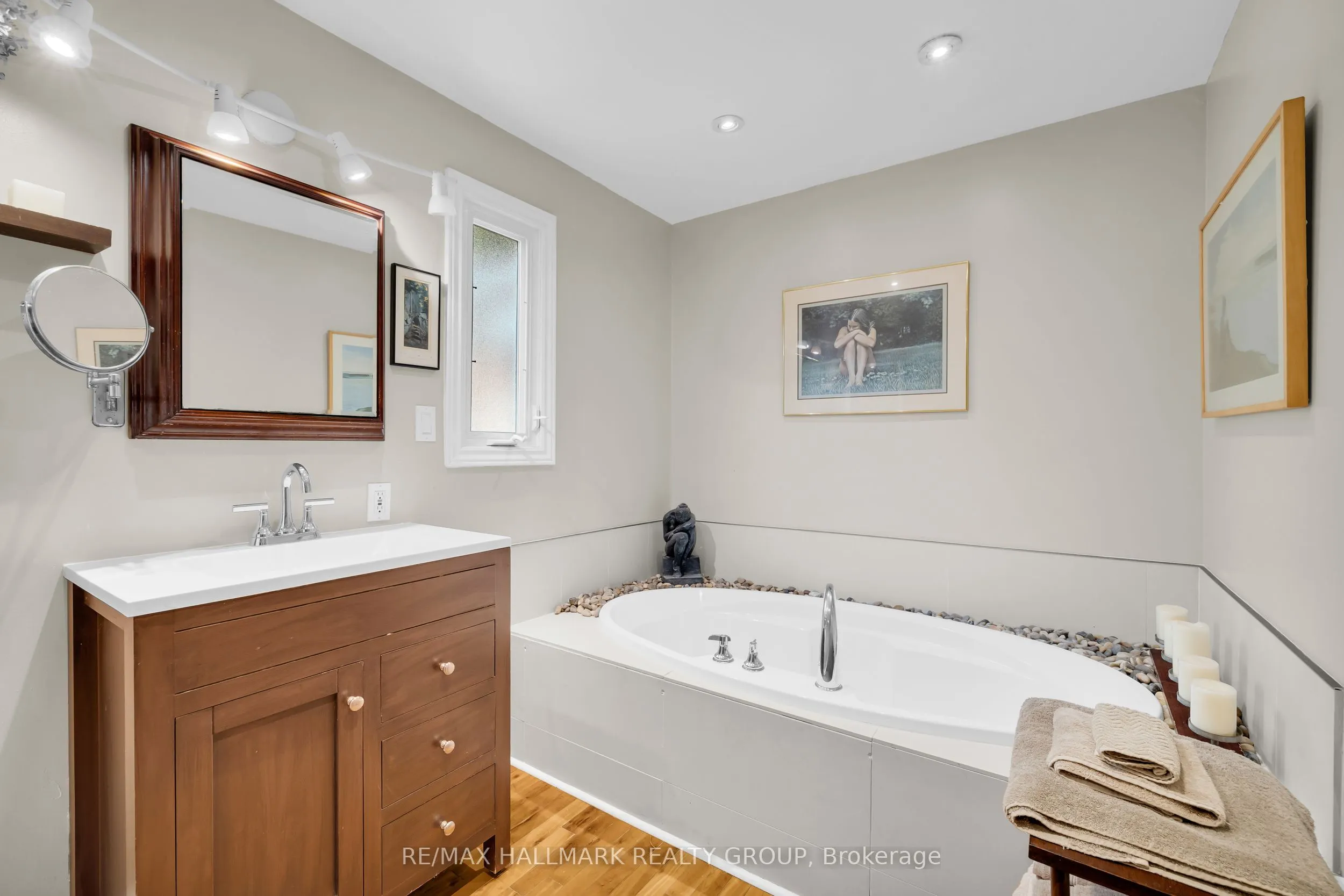 2860 Barlow Crescent