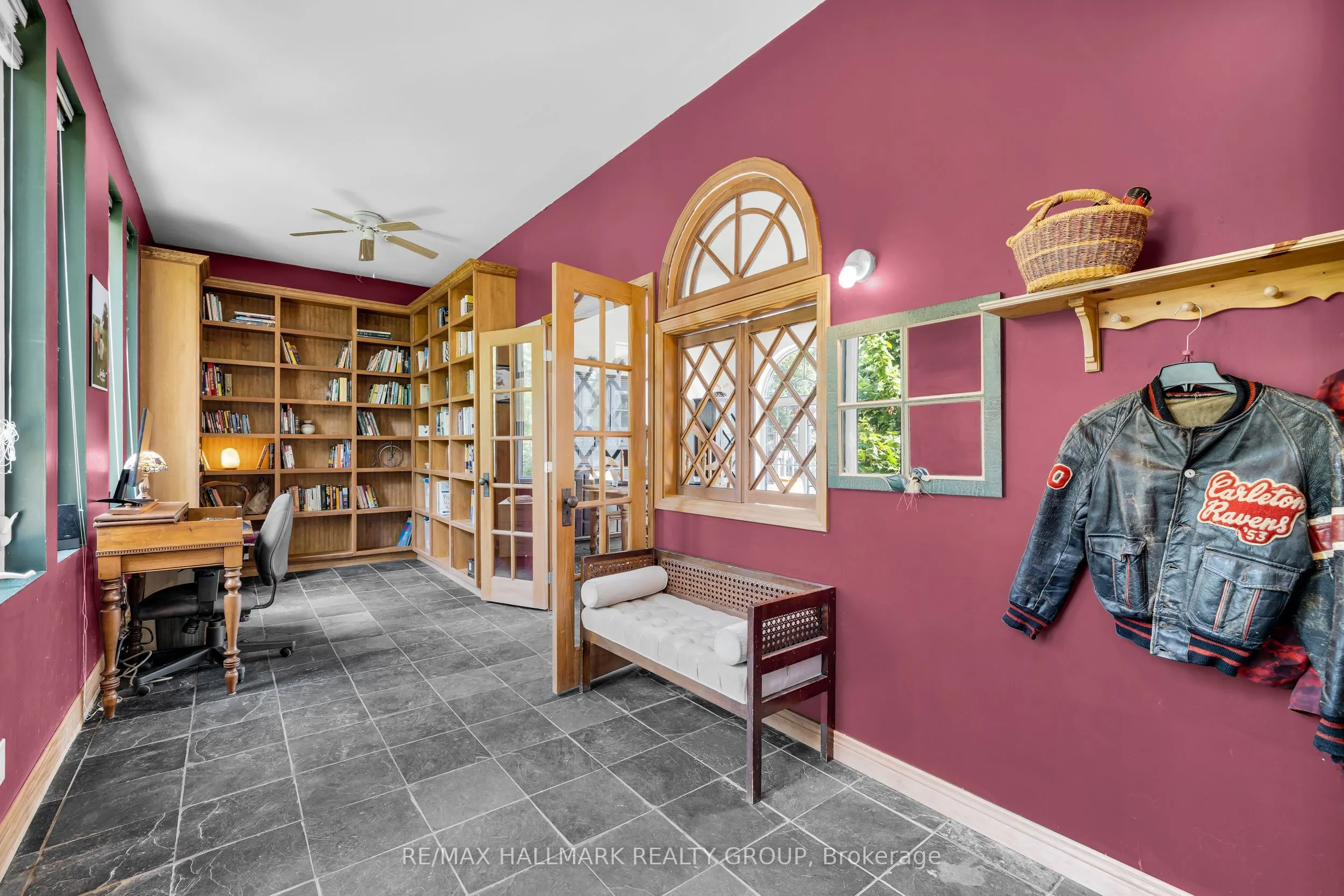 2860 Barlow Crescent