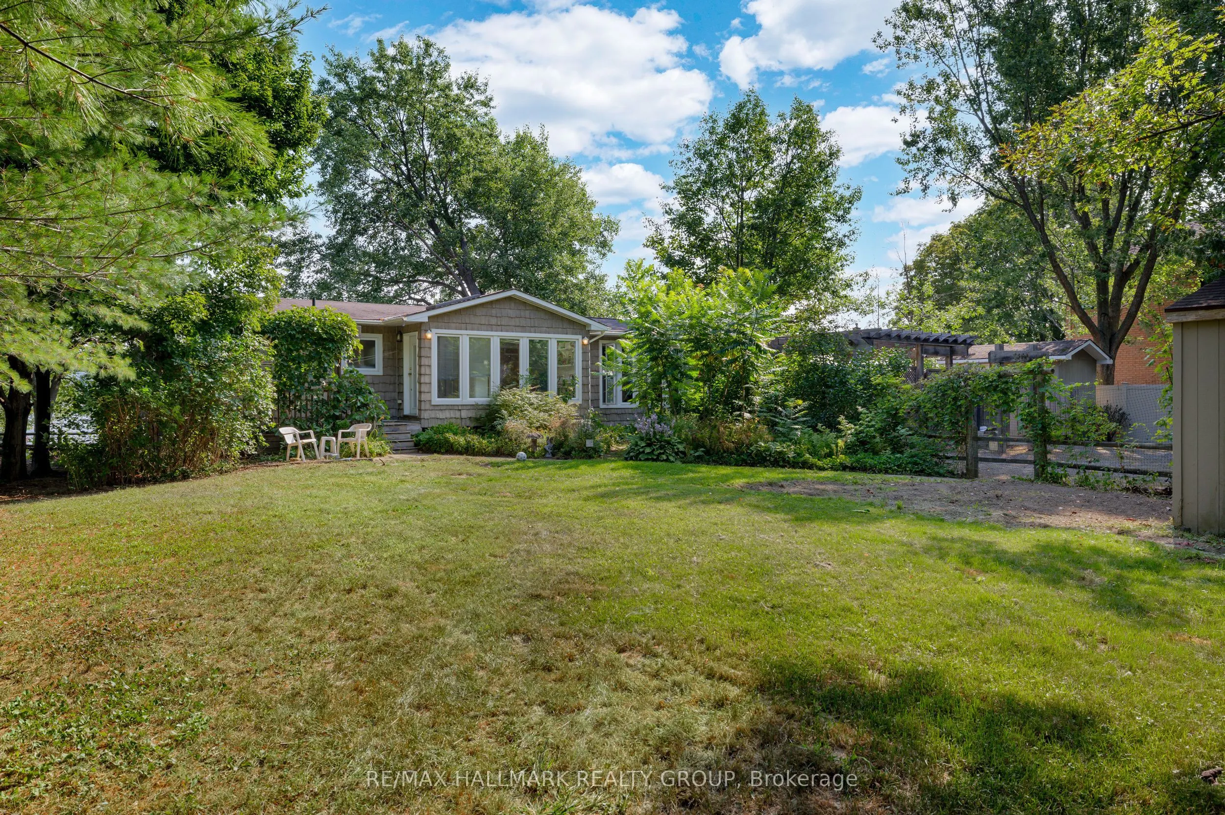 2860 Barlow Crescent