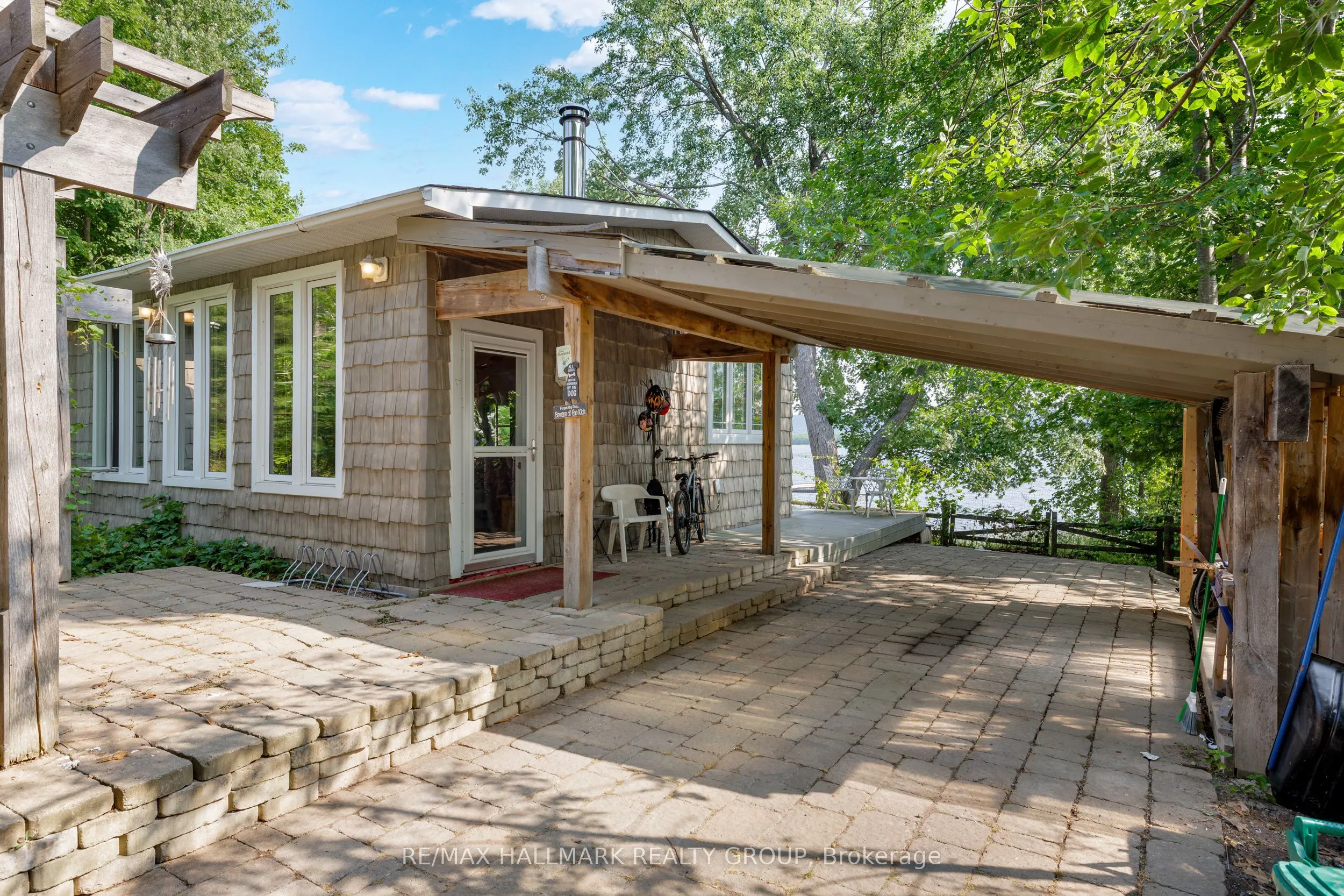 2860 Barlow Crescent
