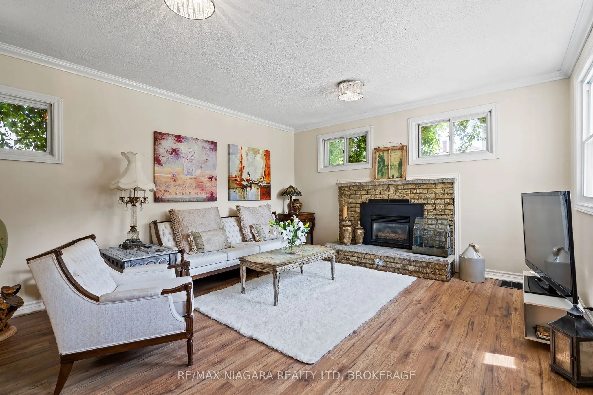 2 Carleton Street N