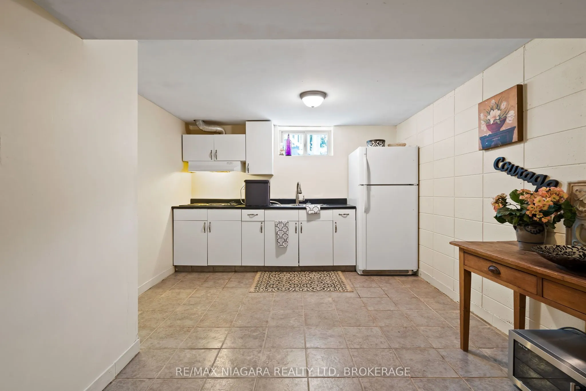 2 Carleton Street N