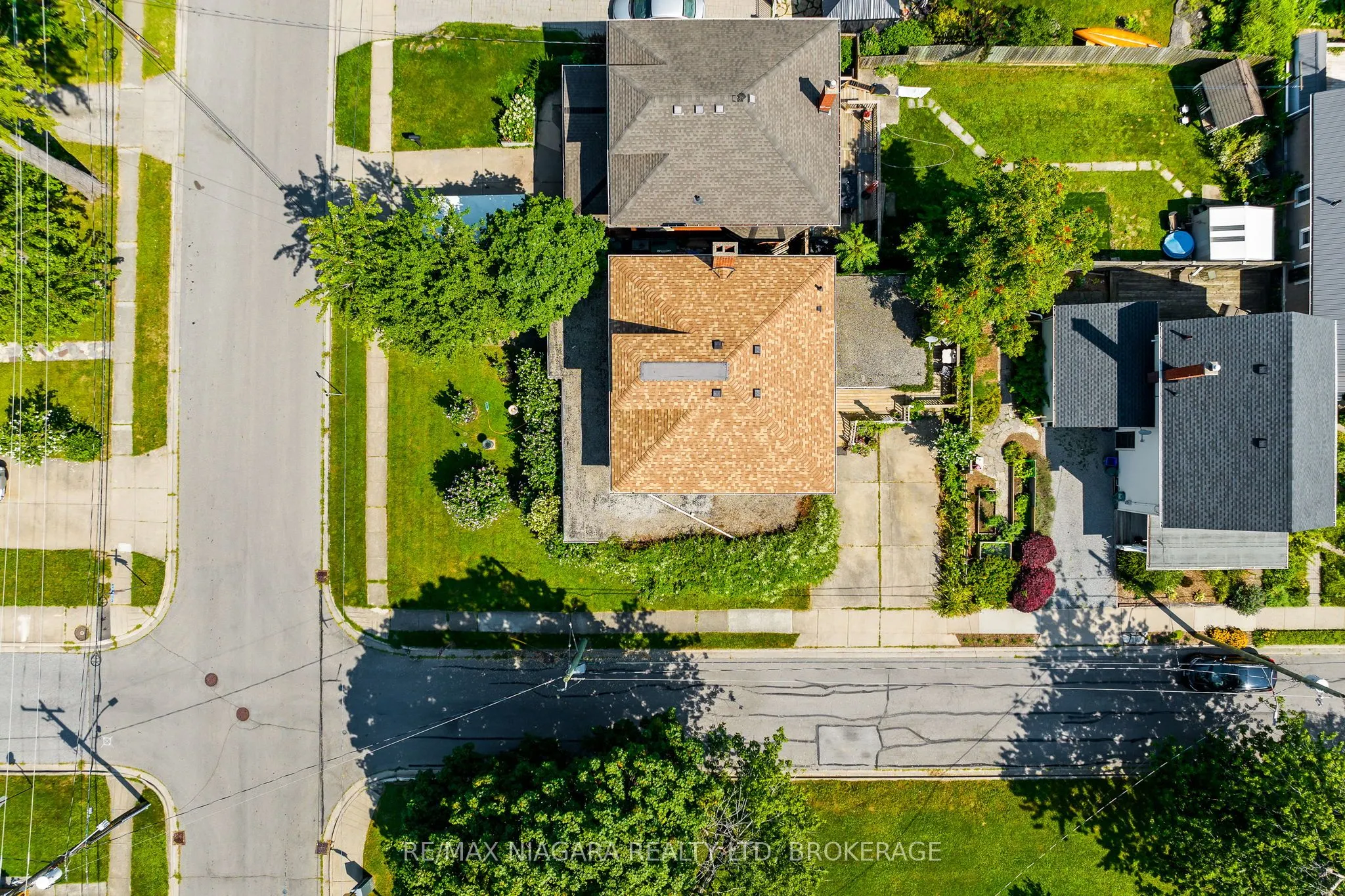 2 Carleton Street N