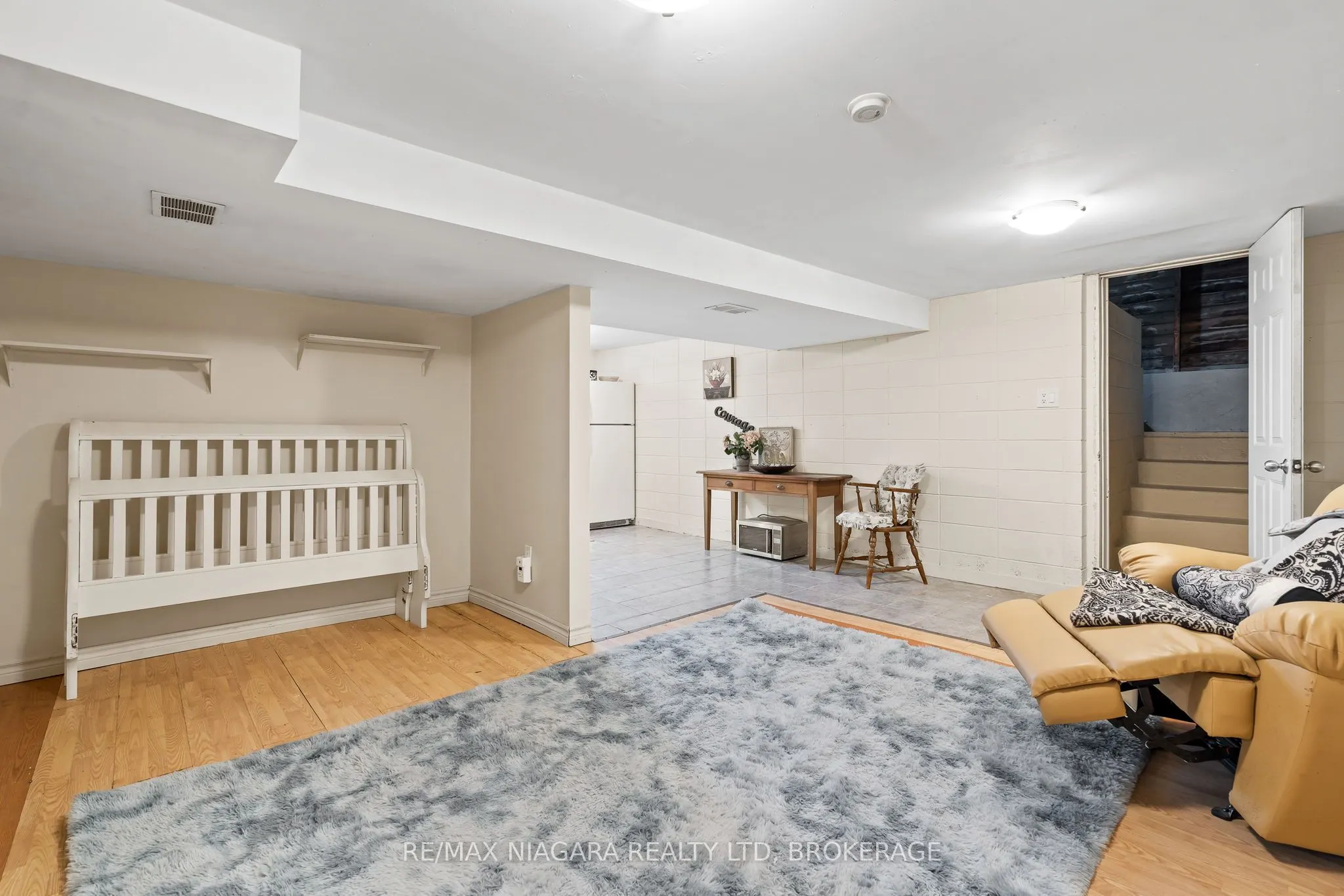 2 Carleton Street N