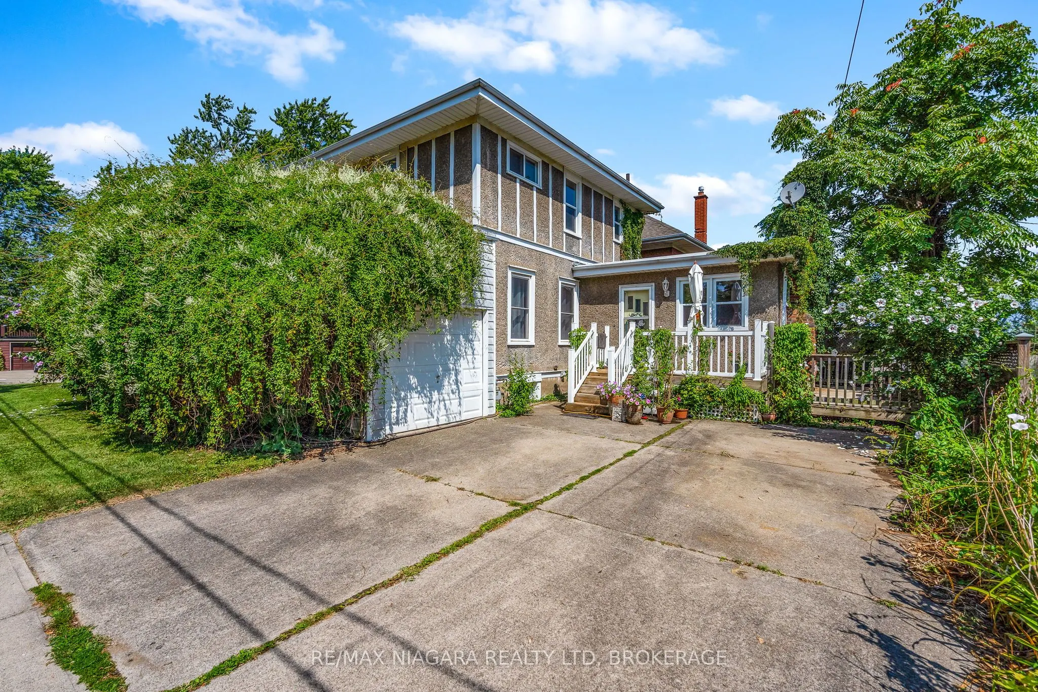 2 Carleton Street N