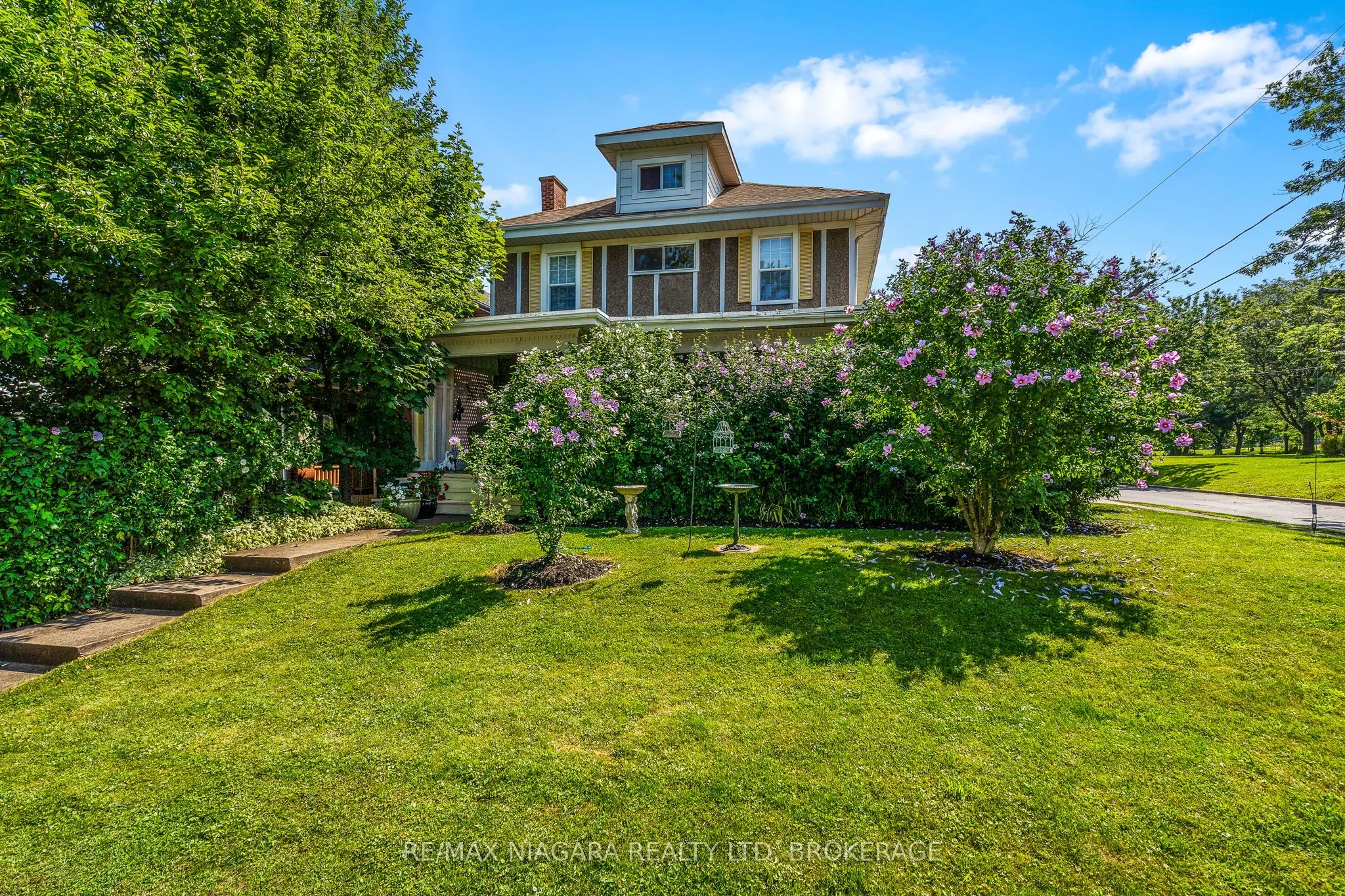 2 Carleton Street N