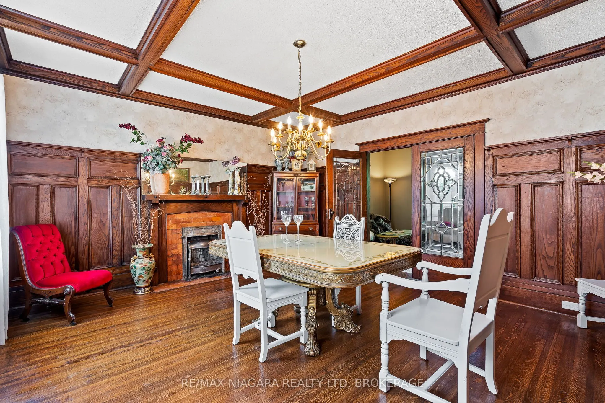 2 Carleton Street N