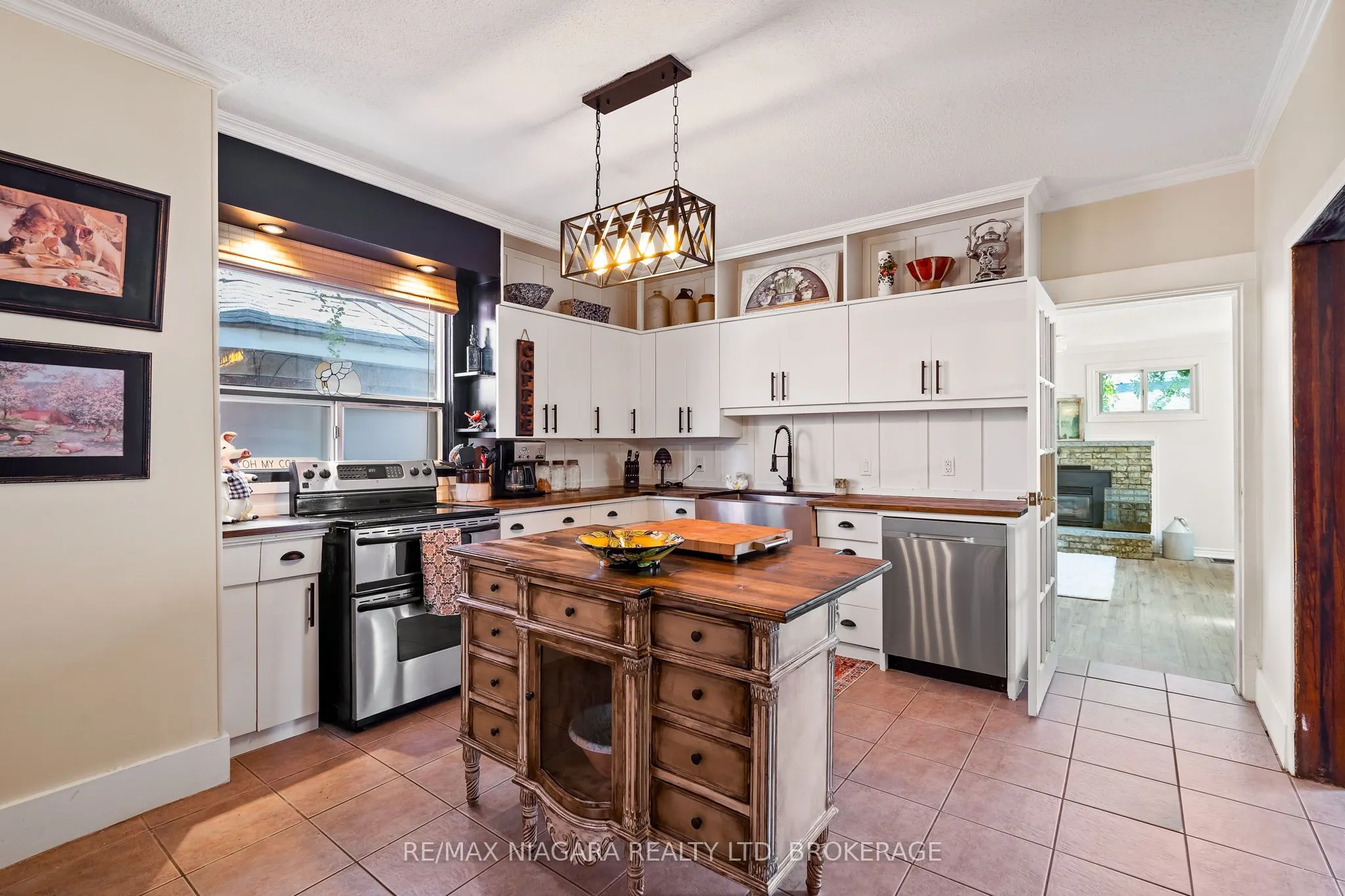 2 Carleton Street N