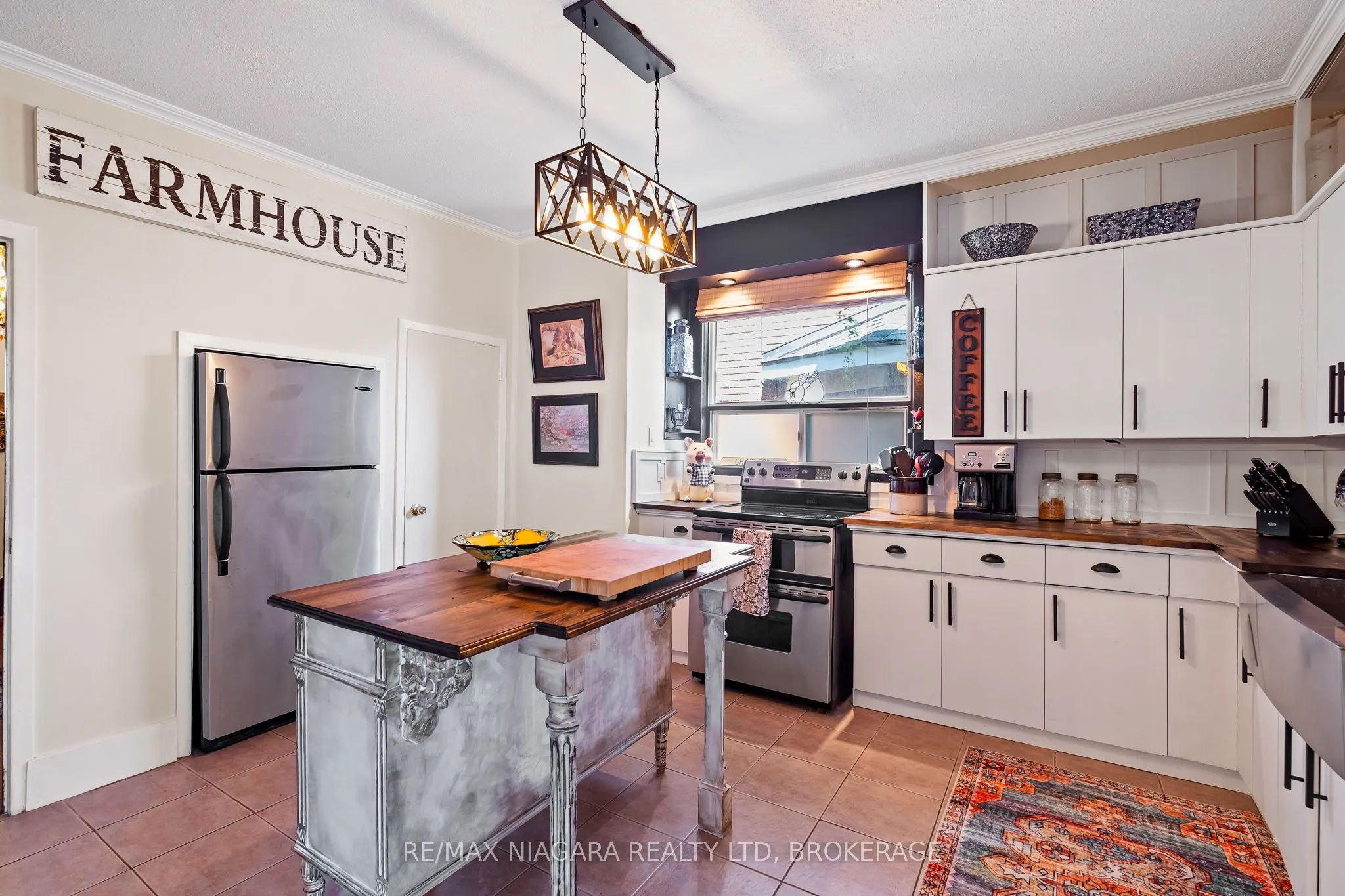 2 Carleton Street N