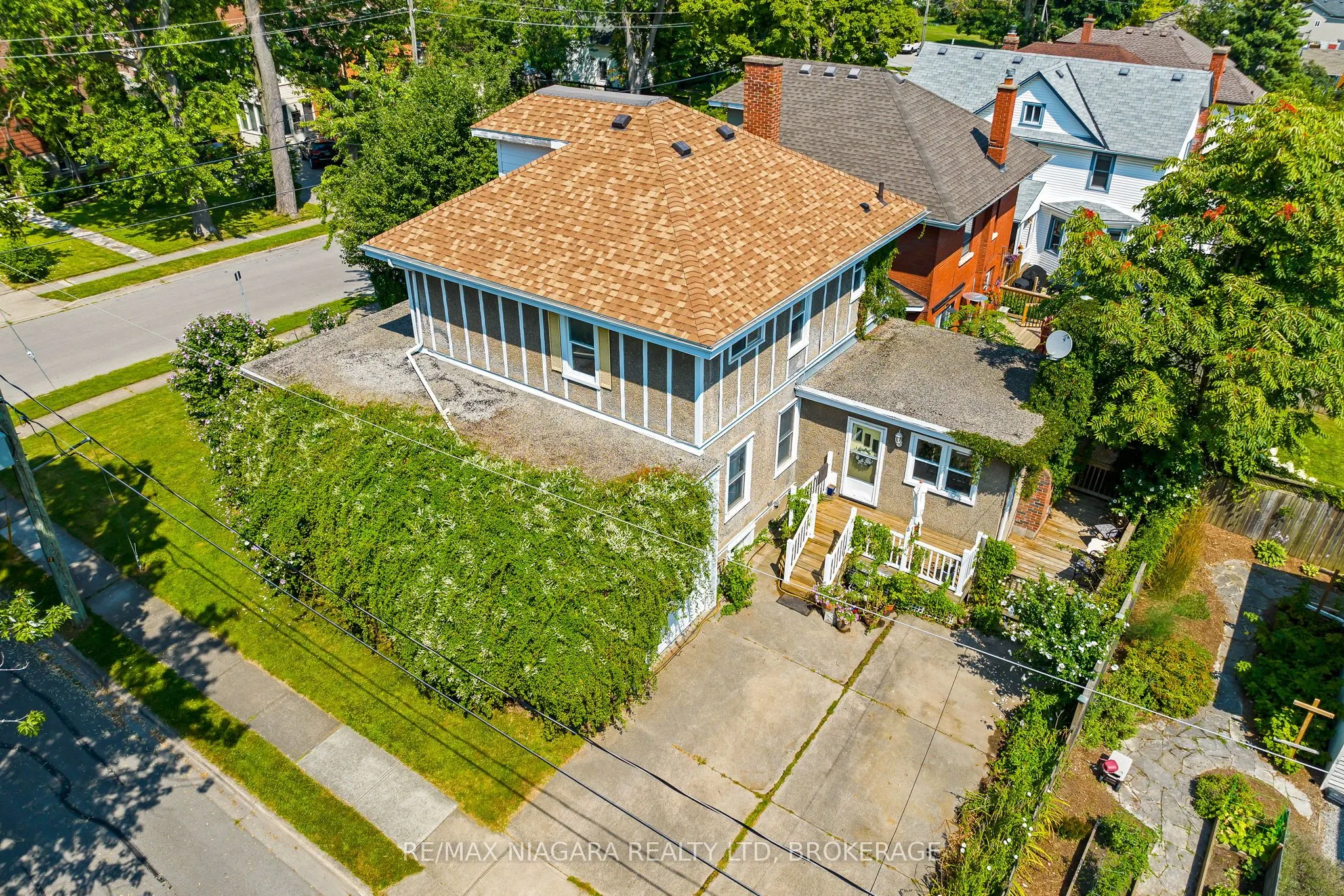 2 Carleton Street N