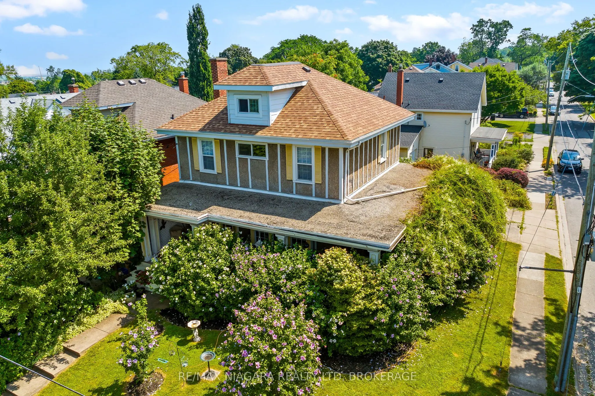 2 Carleton Street N