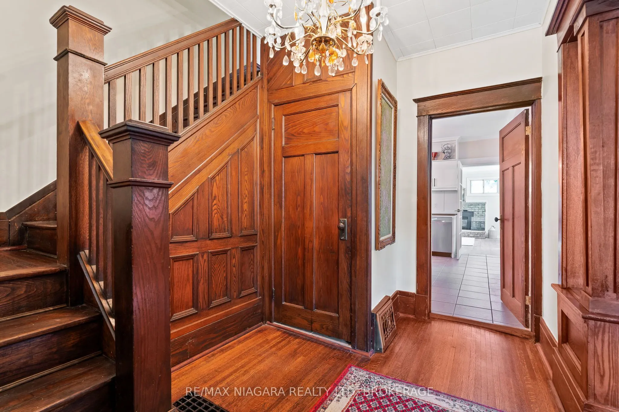 2 Carleton Street N