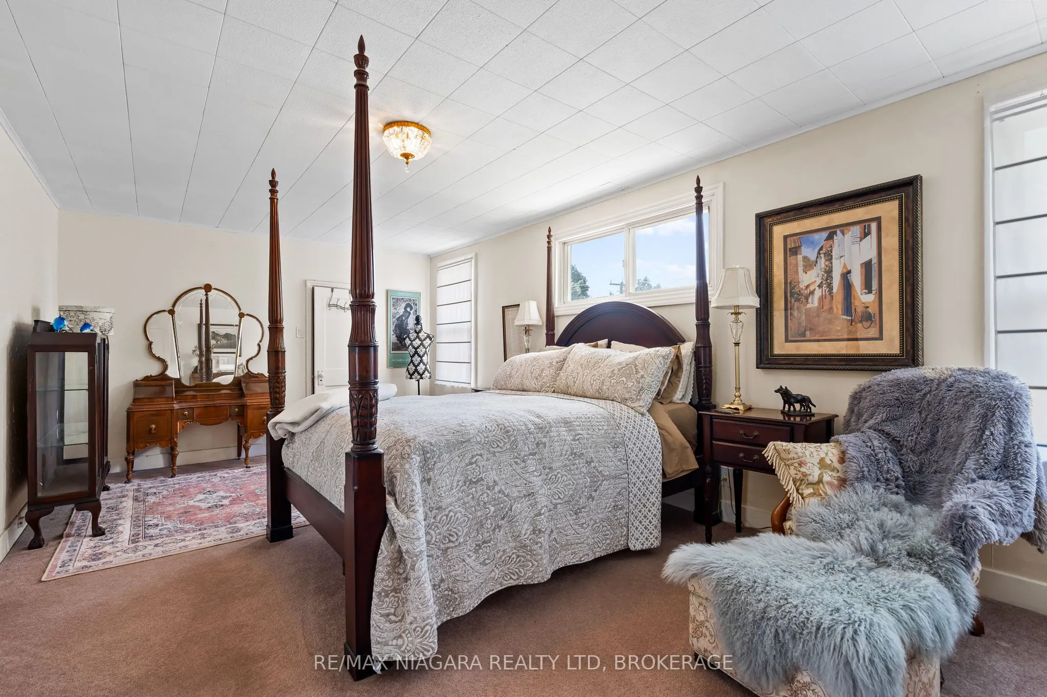 2 Carleton Street N