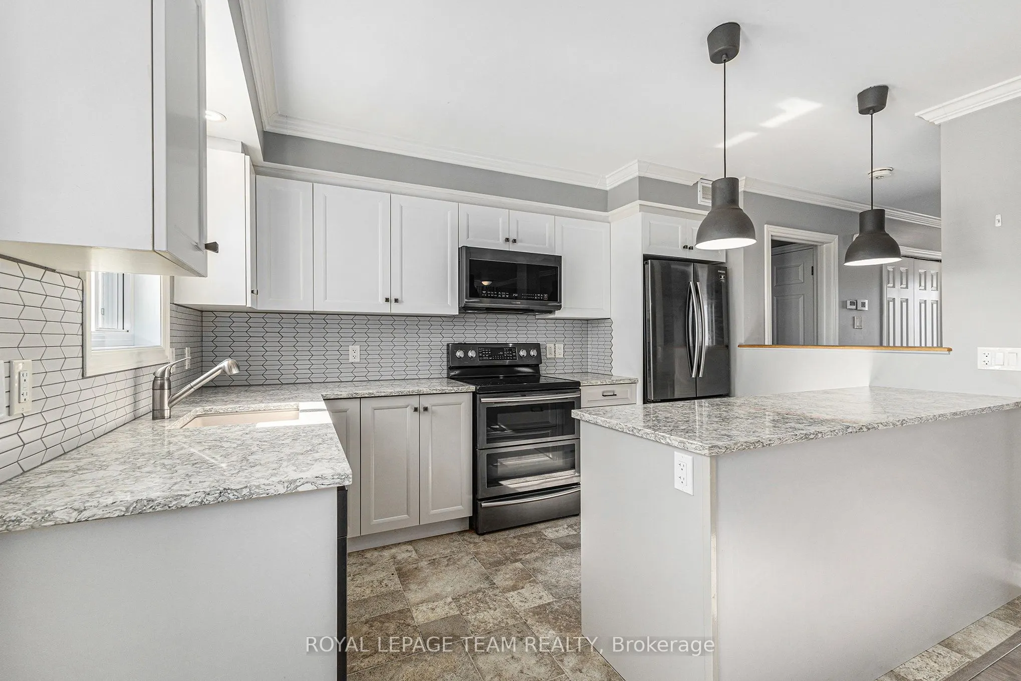 2833 Dunrobin Road