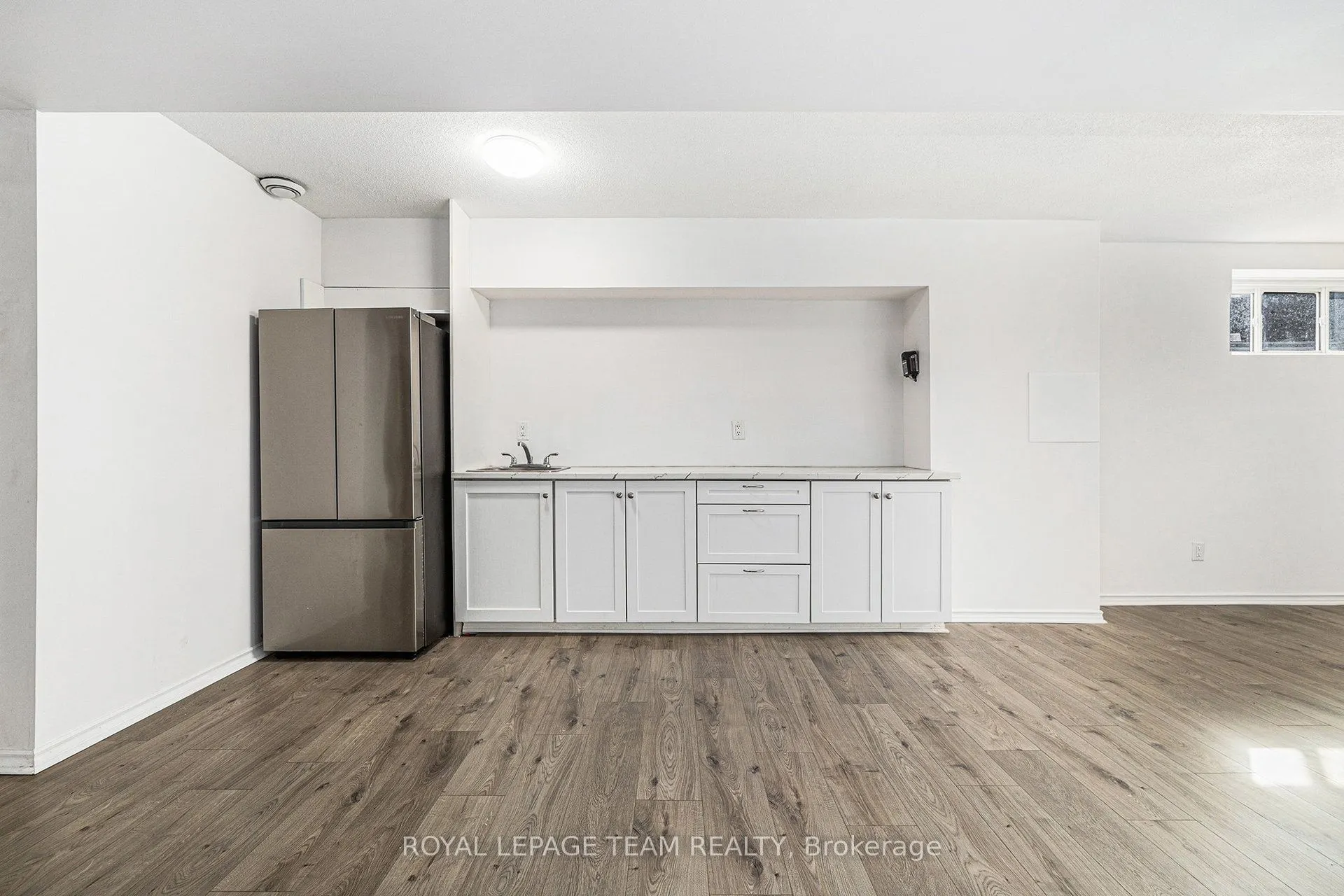 2833 Dunrobin Road