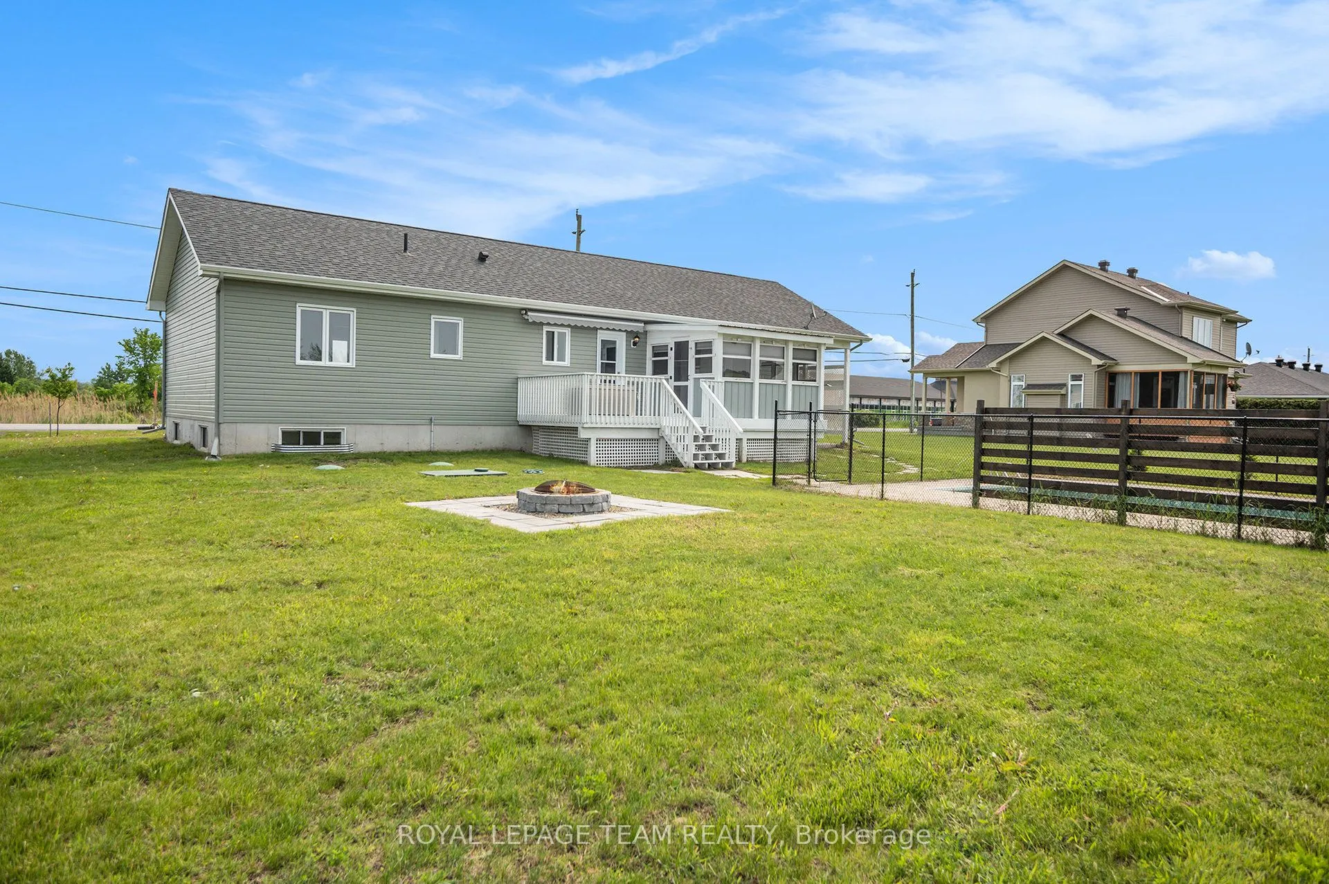 2833 Dunrobin Road