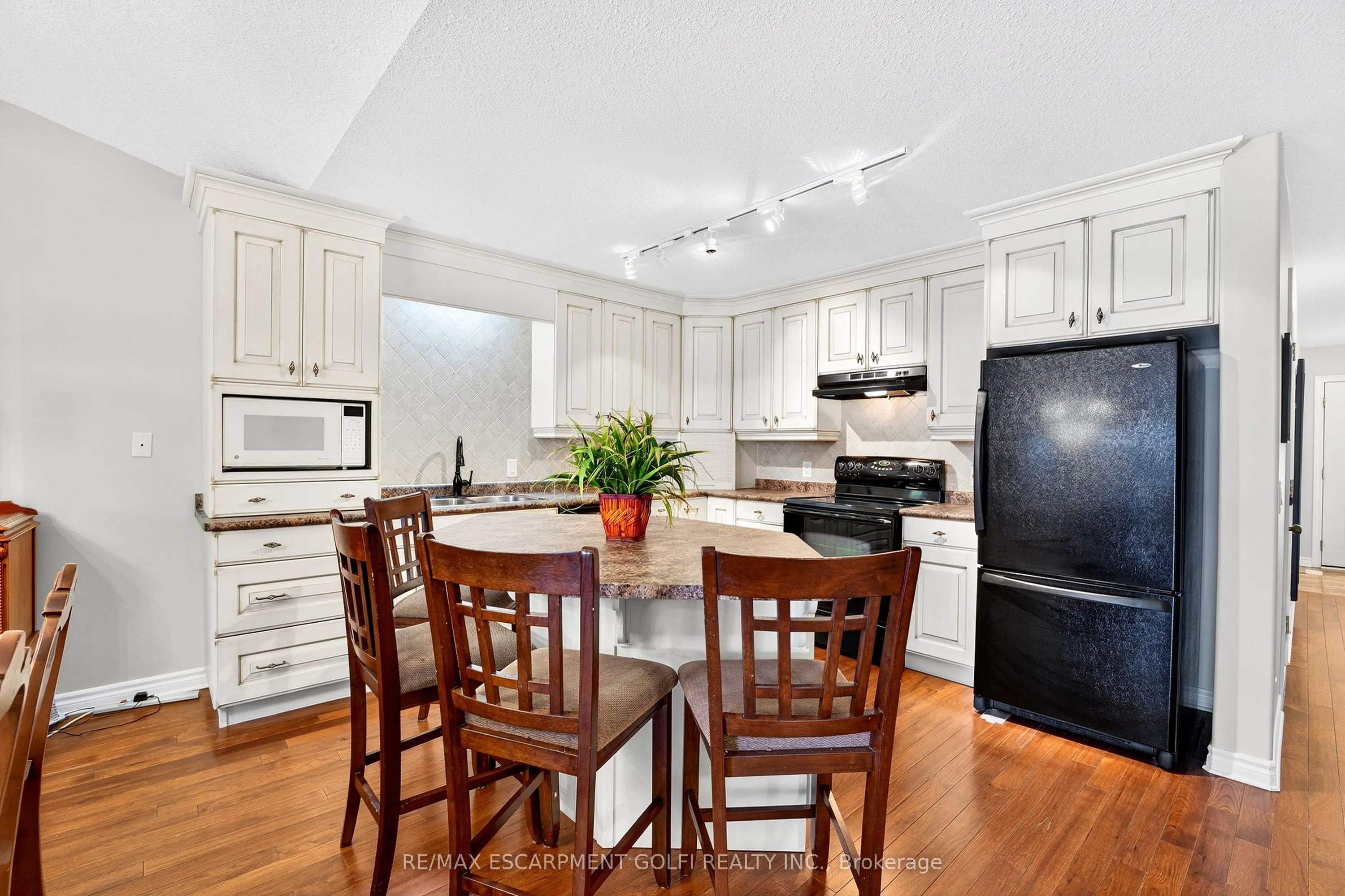 605 Welland Avenue, #33