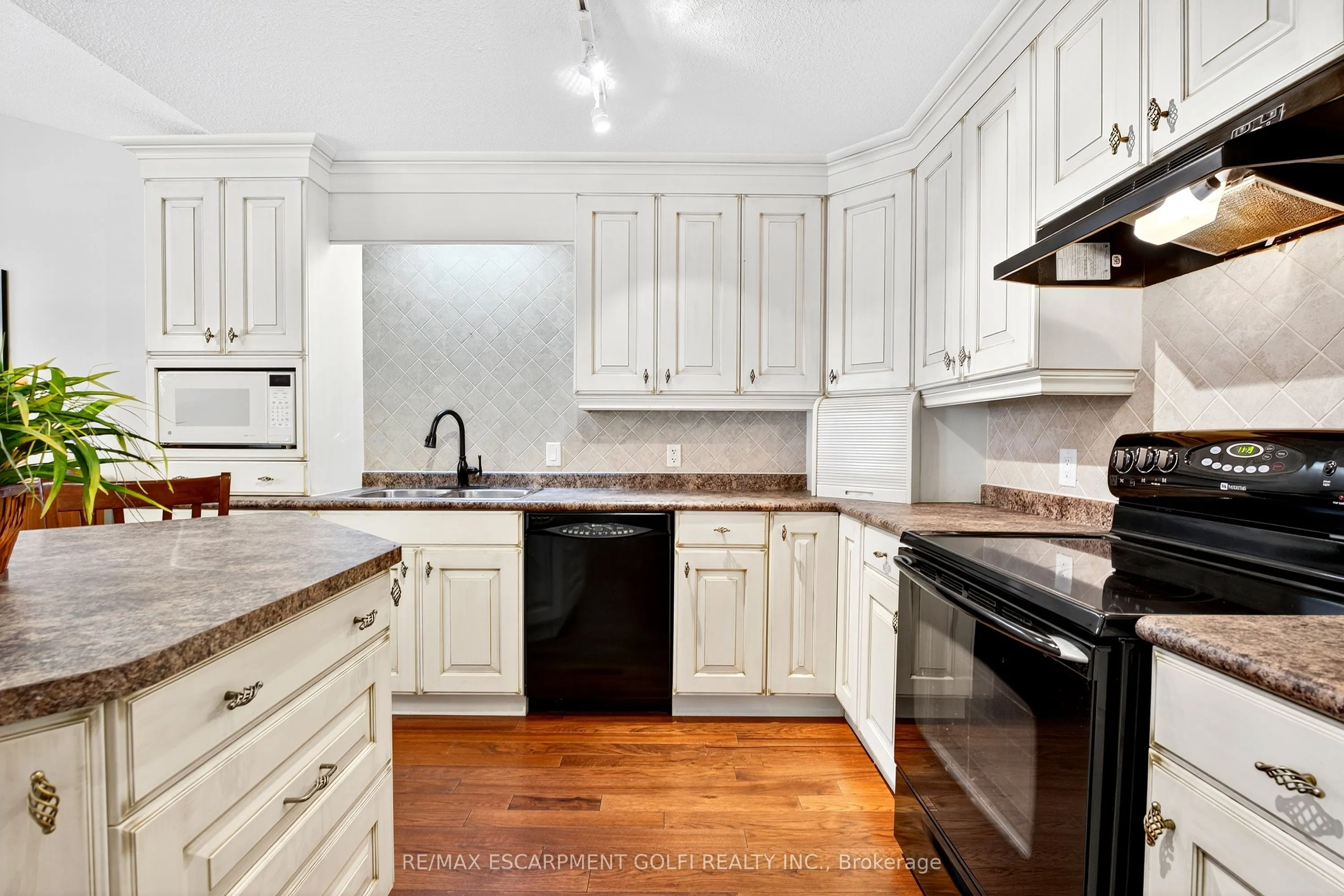 605 Welland Avenue, #33