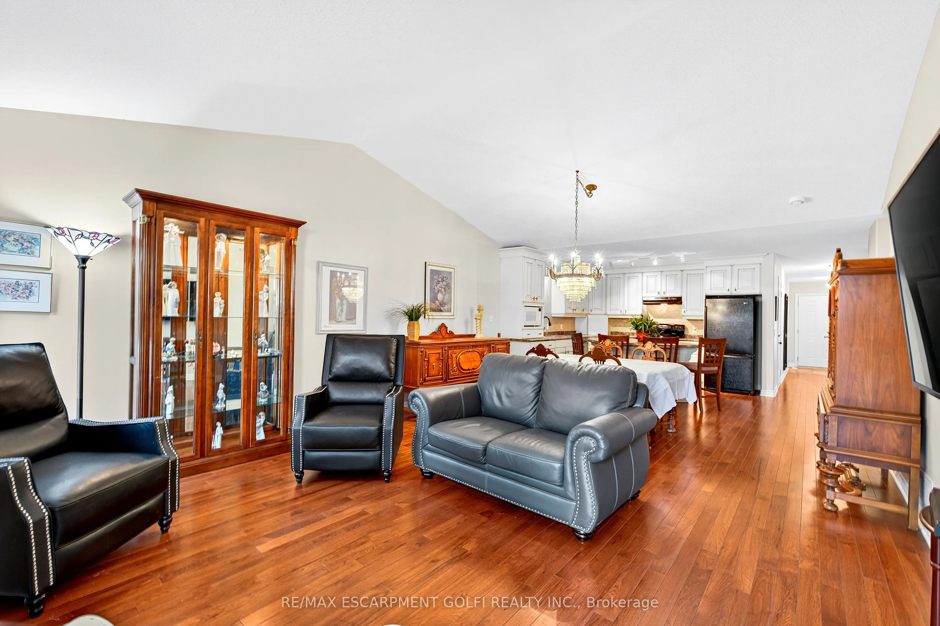 605 Welland Avenue, #33