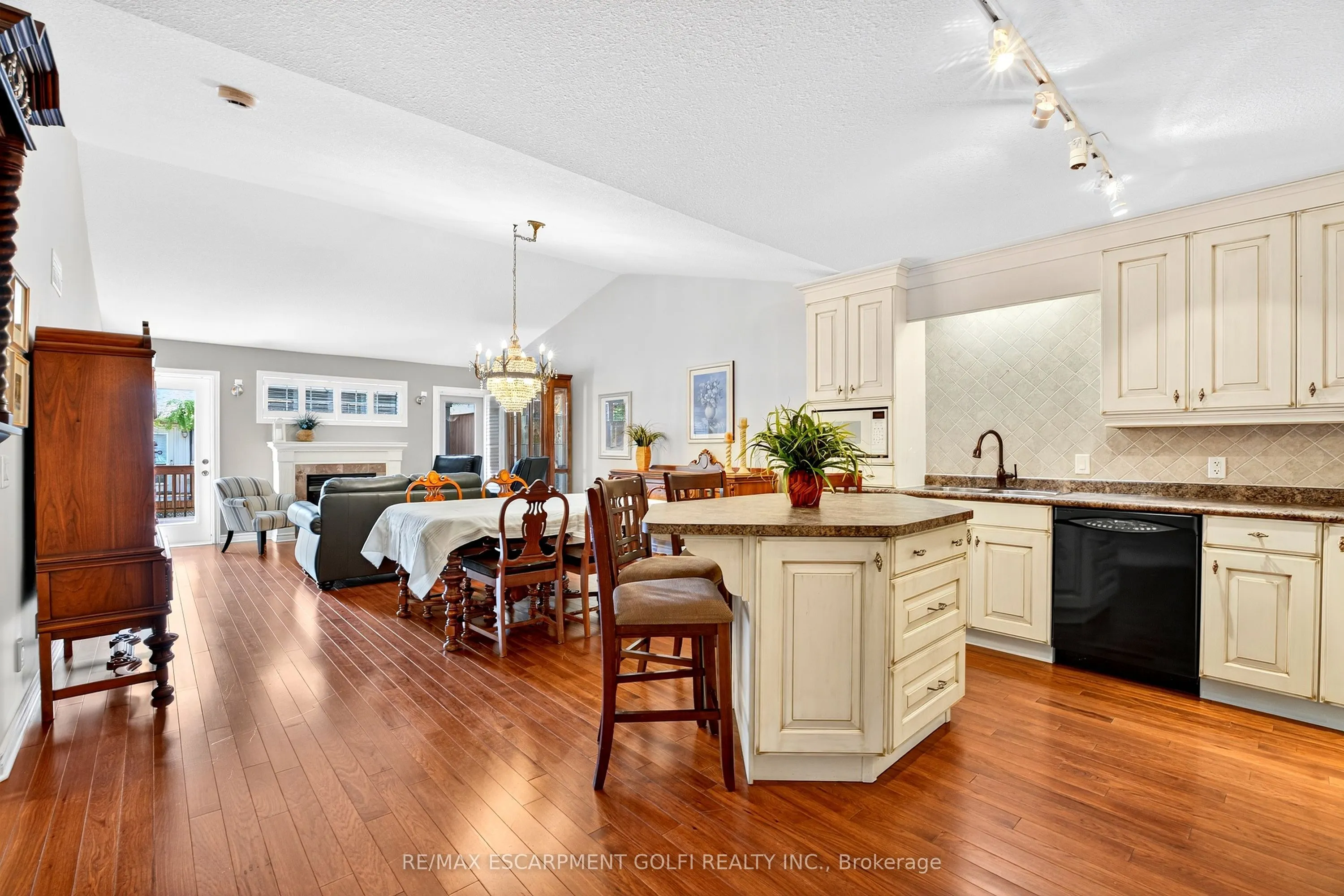 605 Welland Avenue, #33