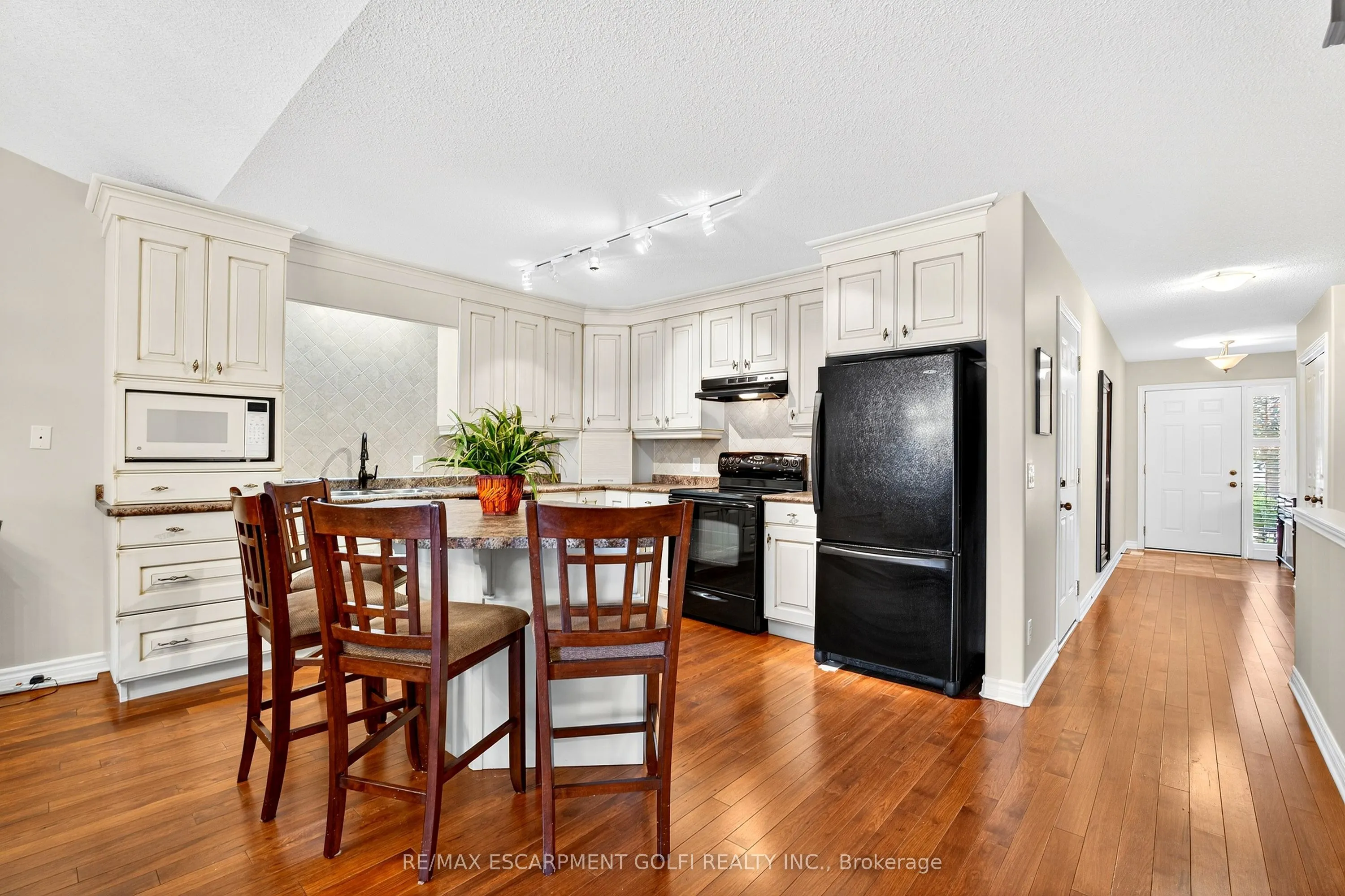 605 Welland Avenue, #33