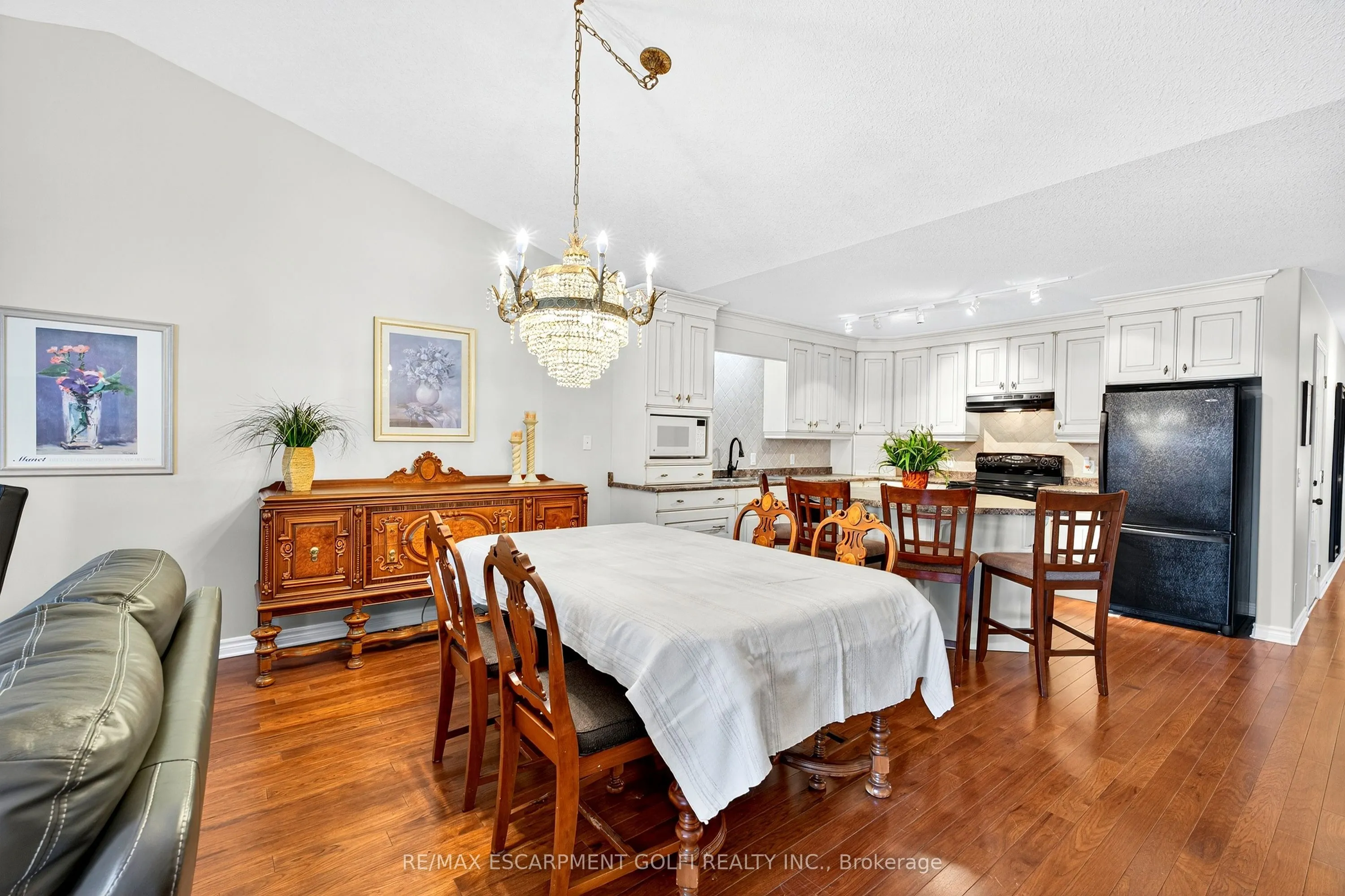 605 Welland Avenue, #33