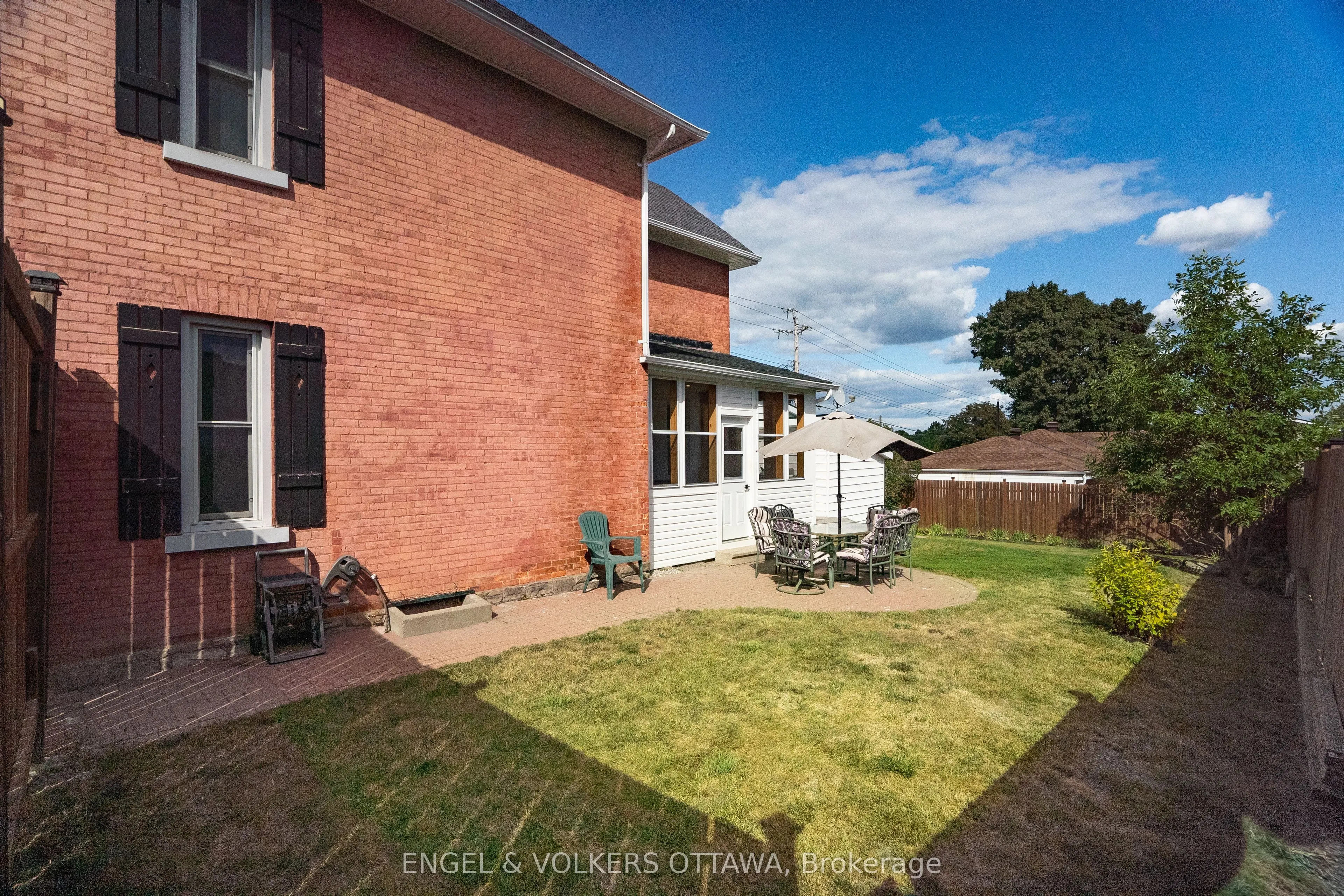 219 John Street N