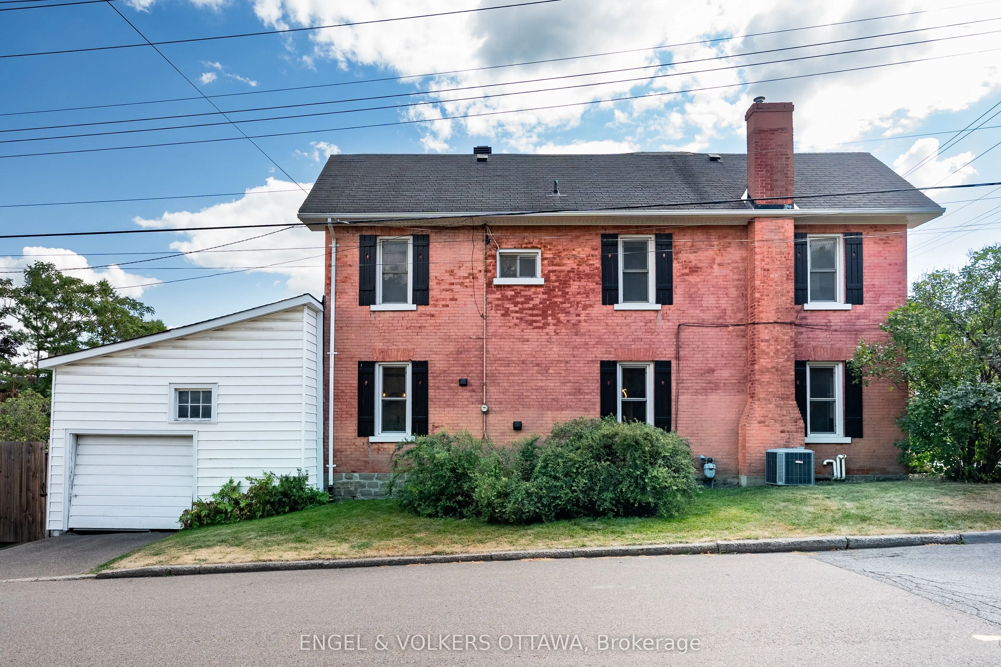 219 John Street N