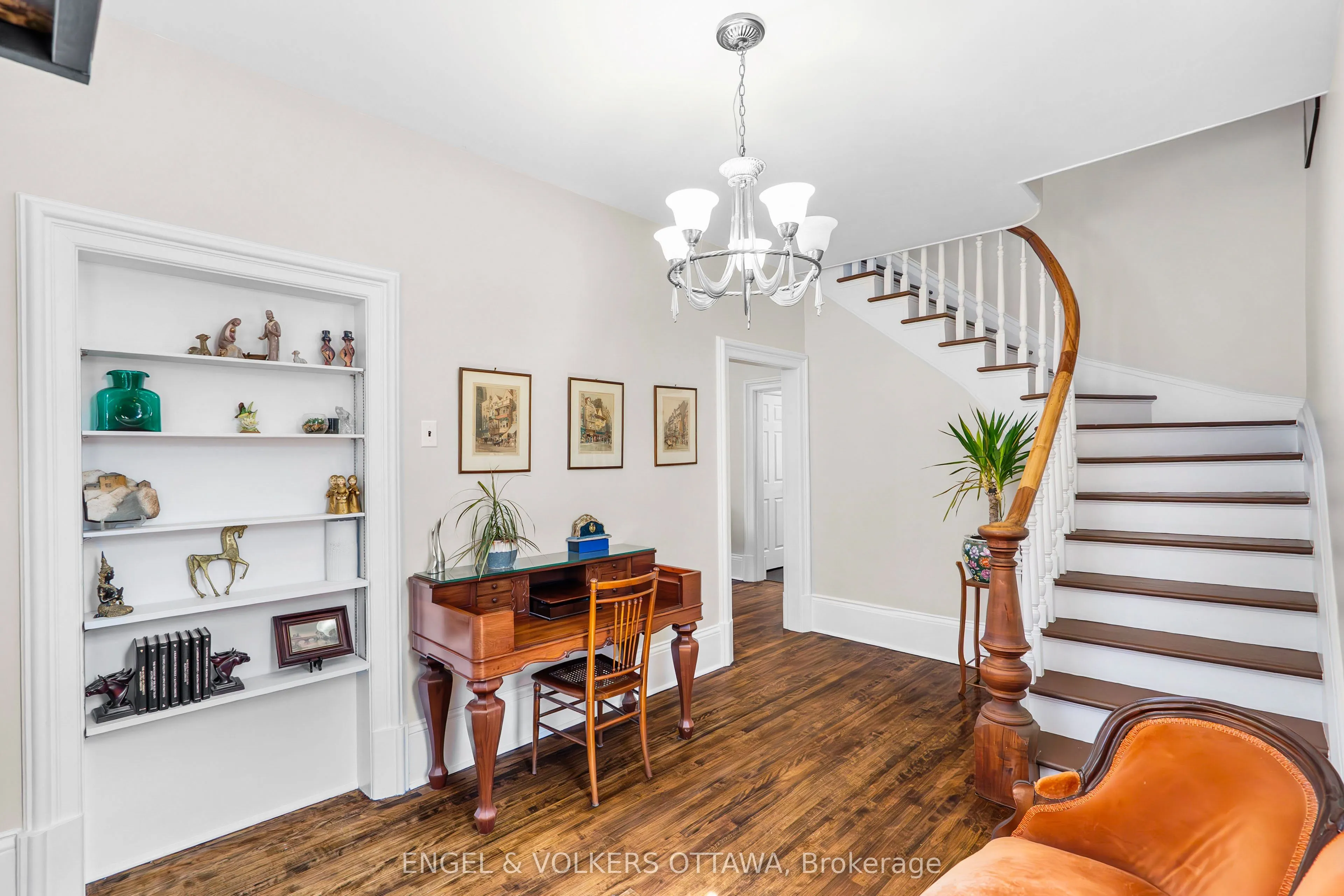 219 John Street N