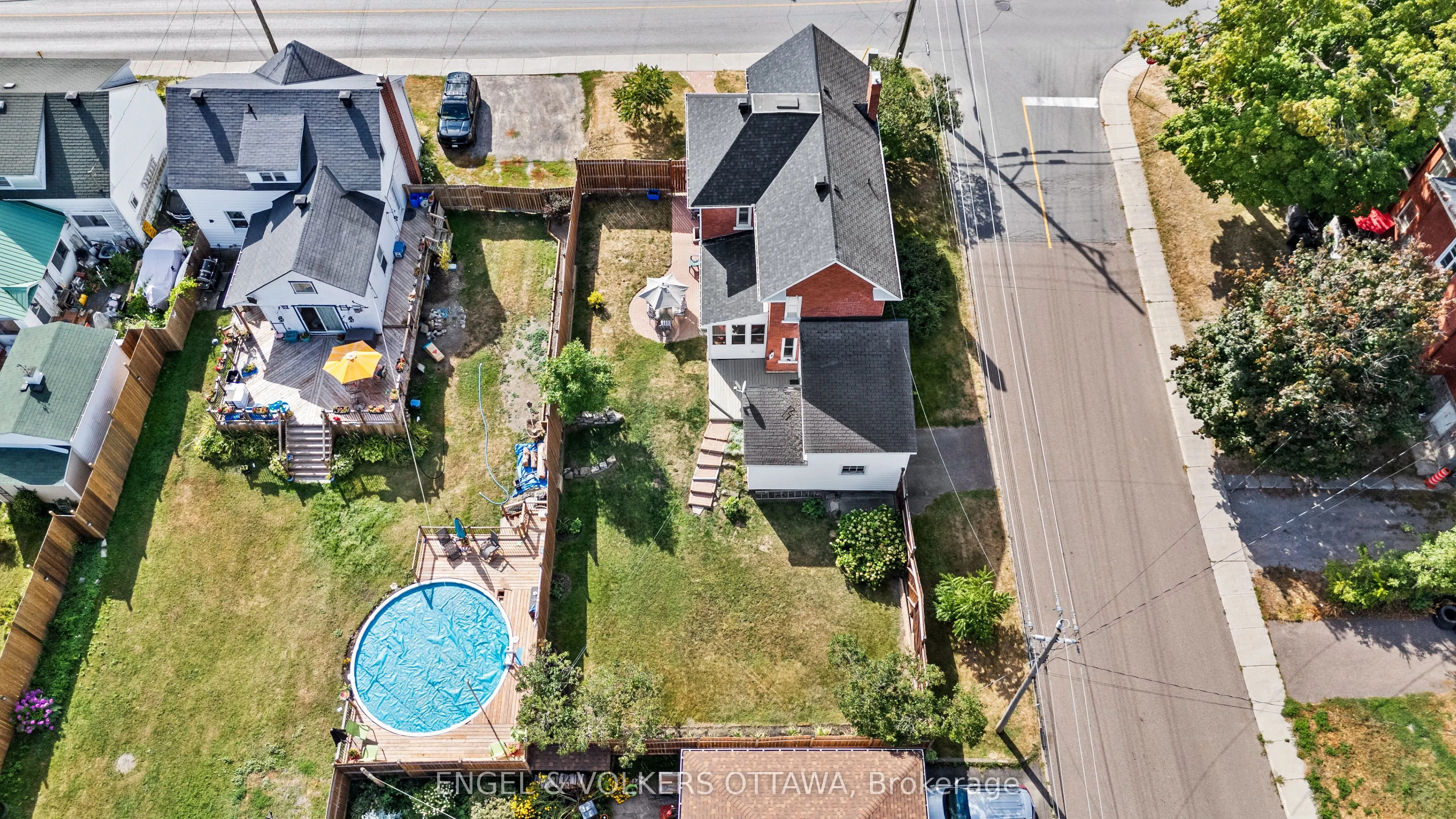 219 John Street N