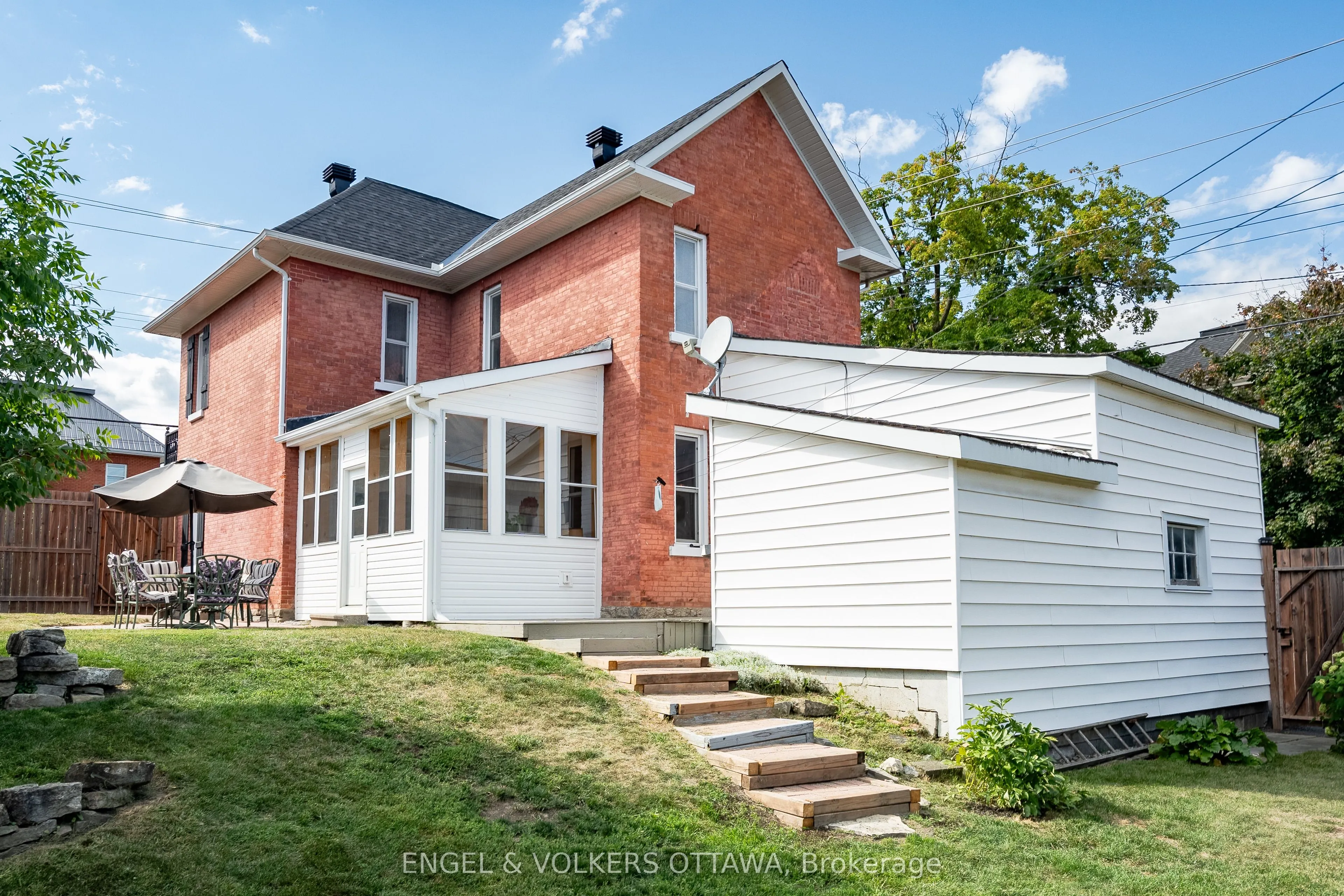 219 John Street N