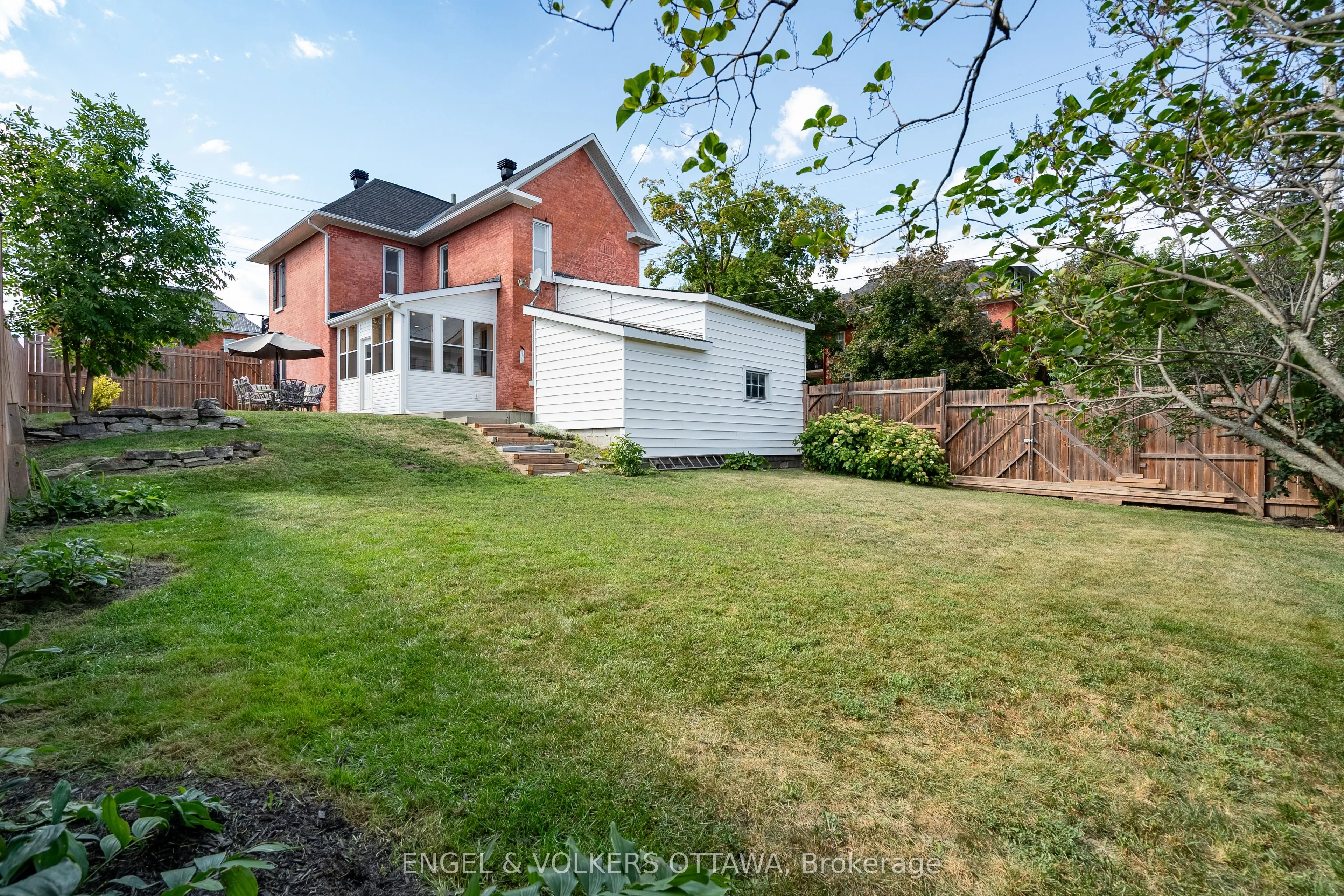 219 John Street N