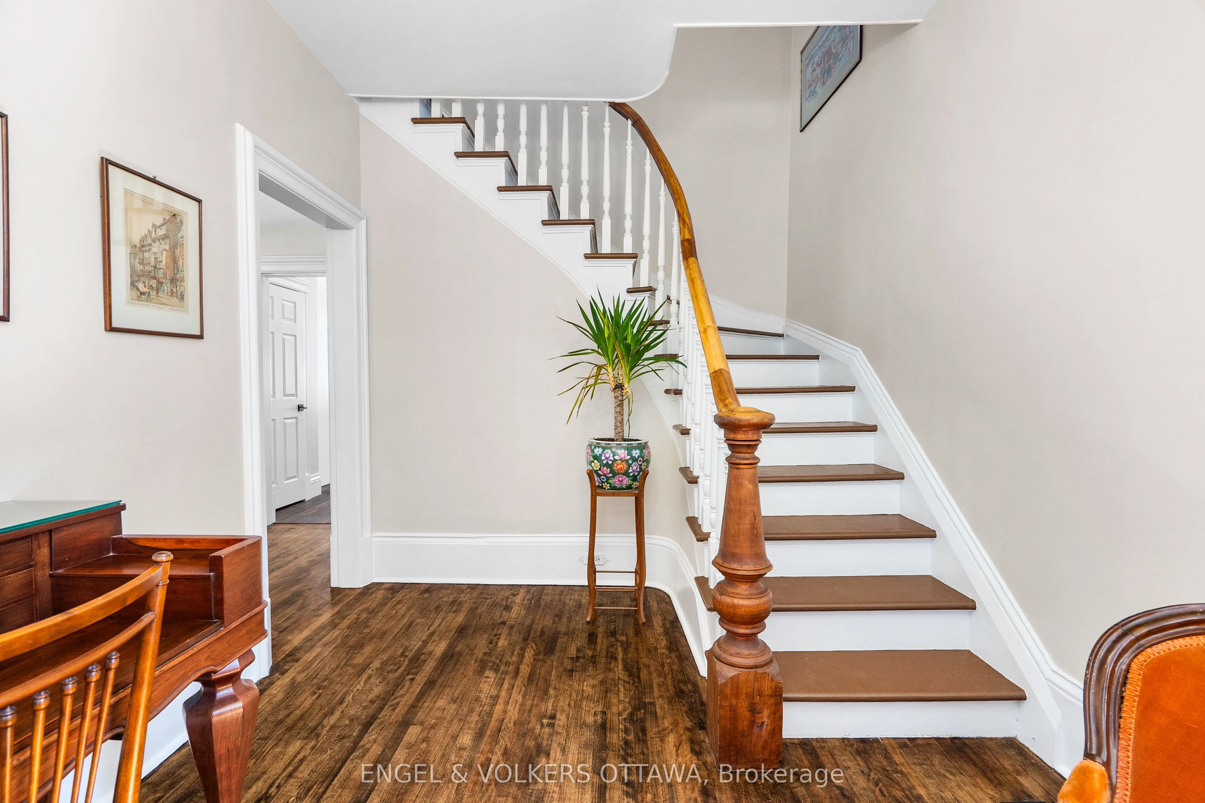 219 John Street N