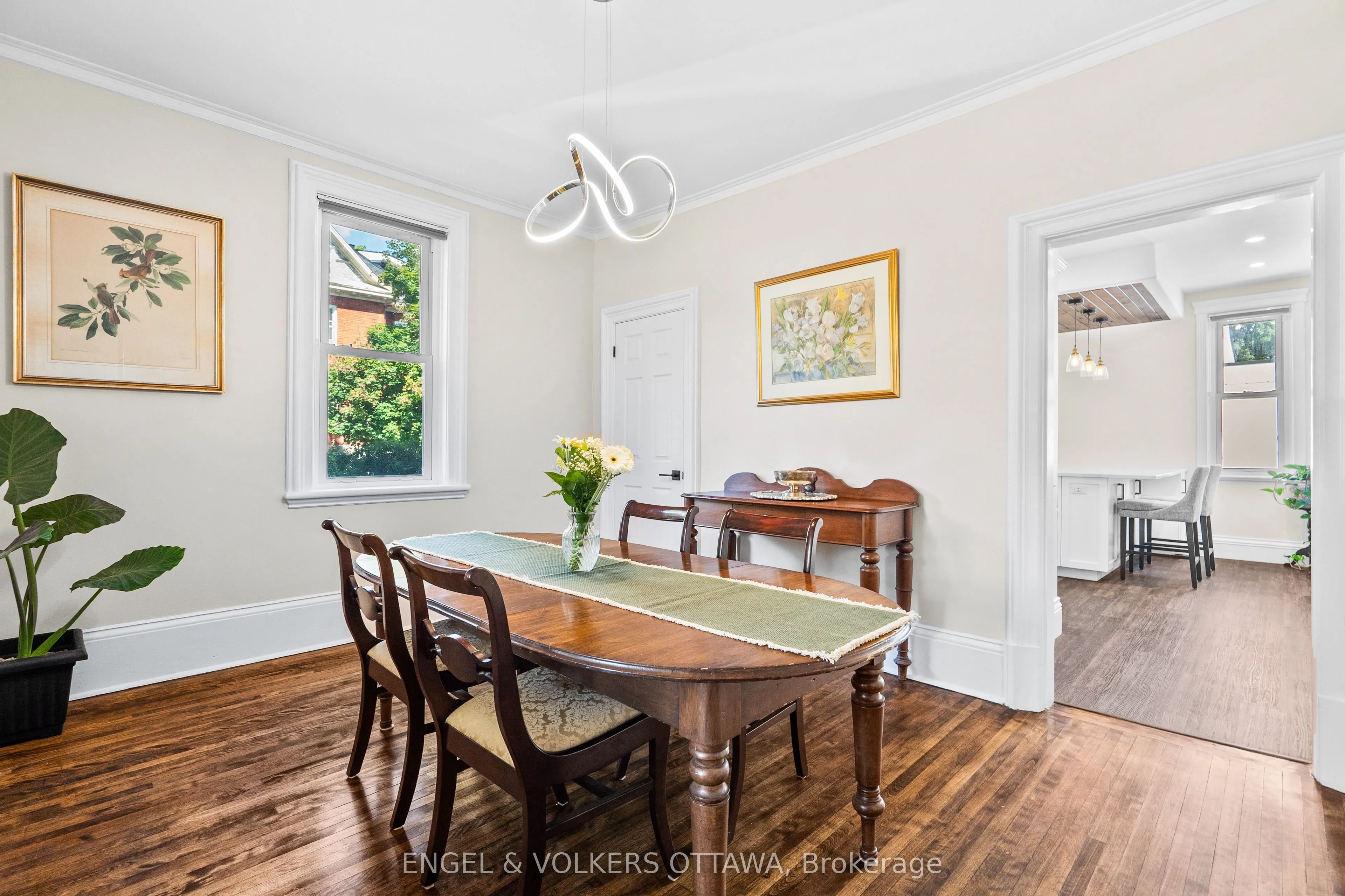 219 John Street N