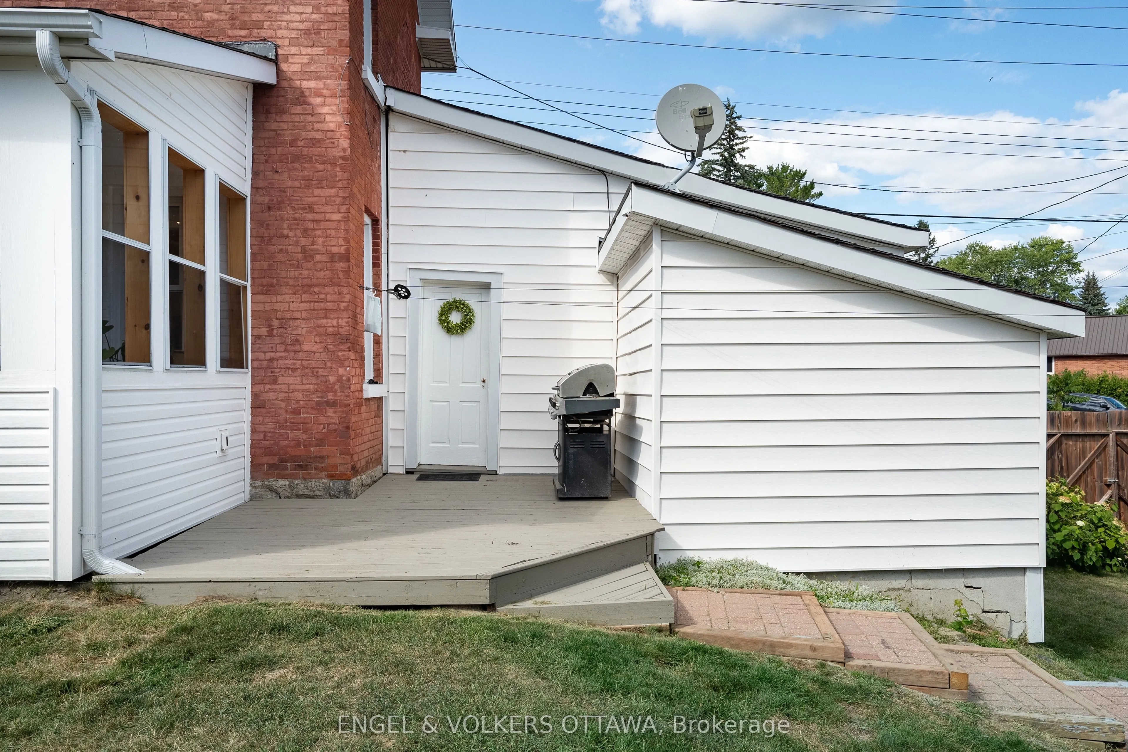 219 John Street N