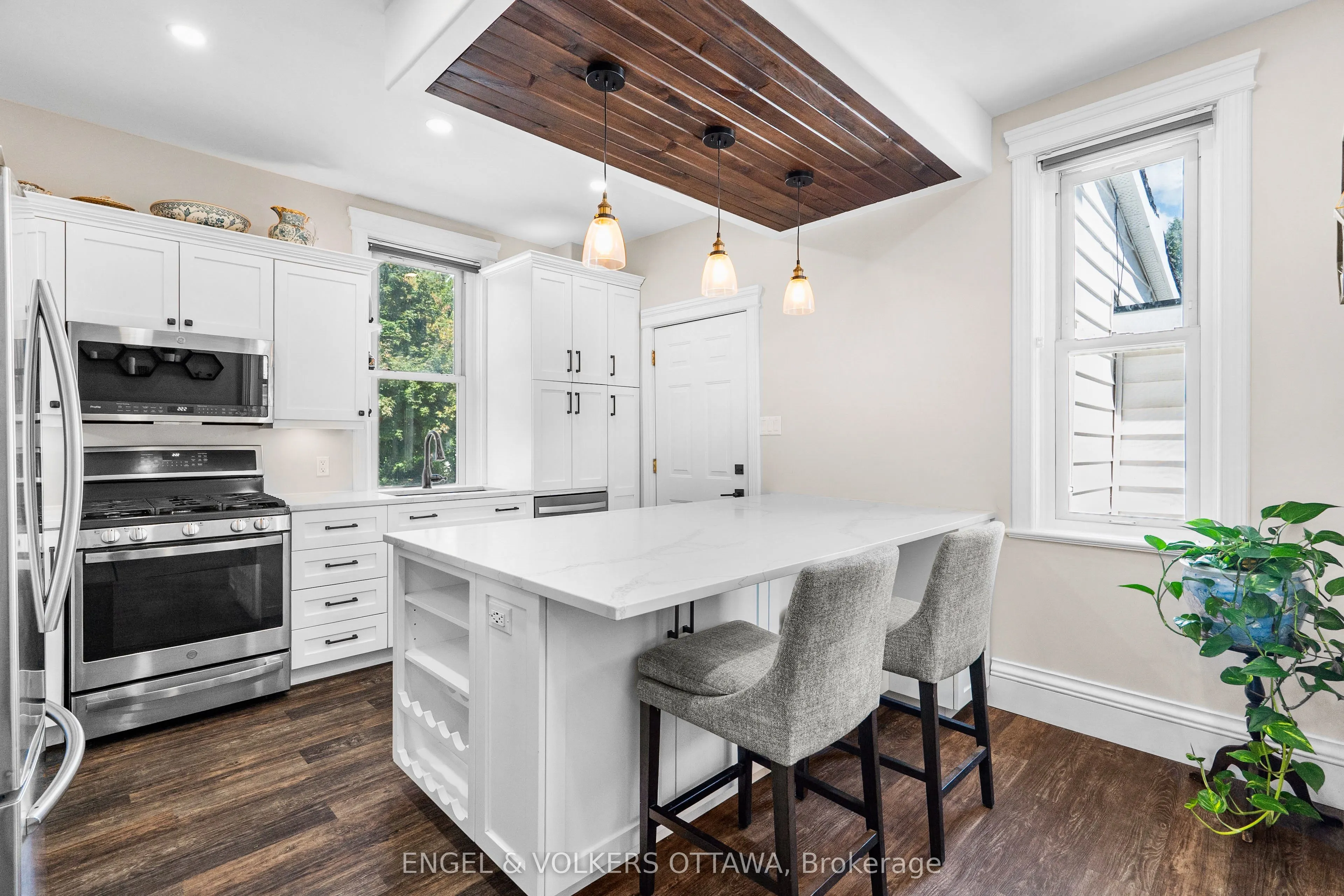 219 John Street N