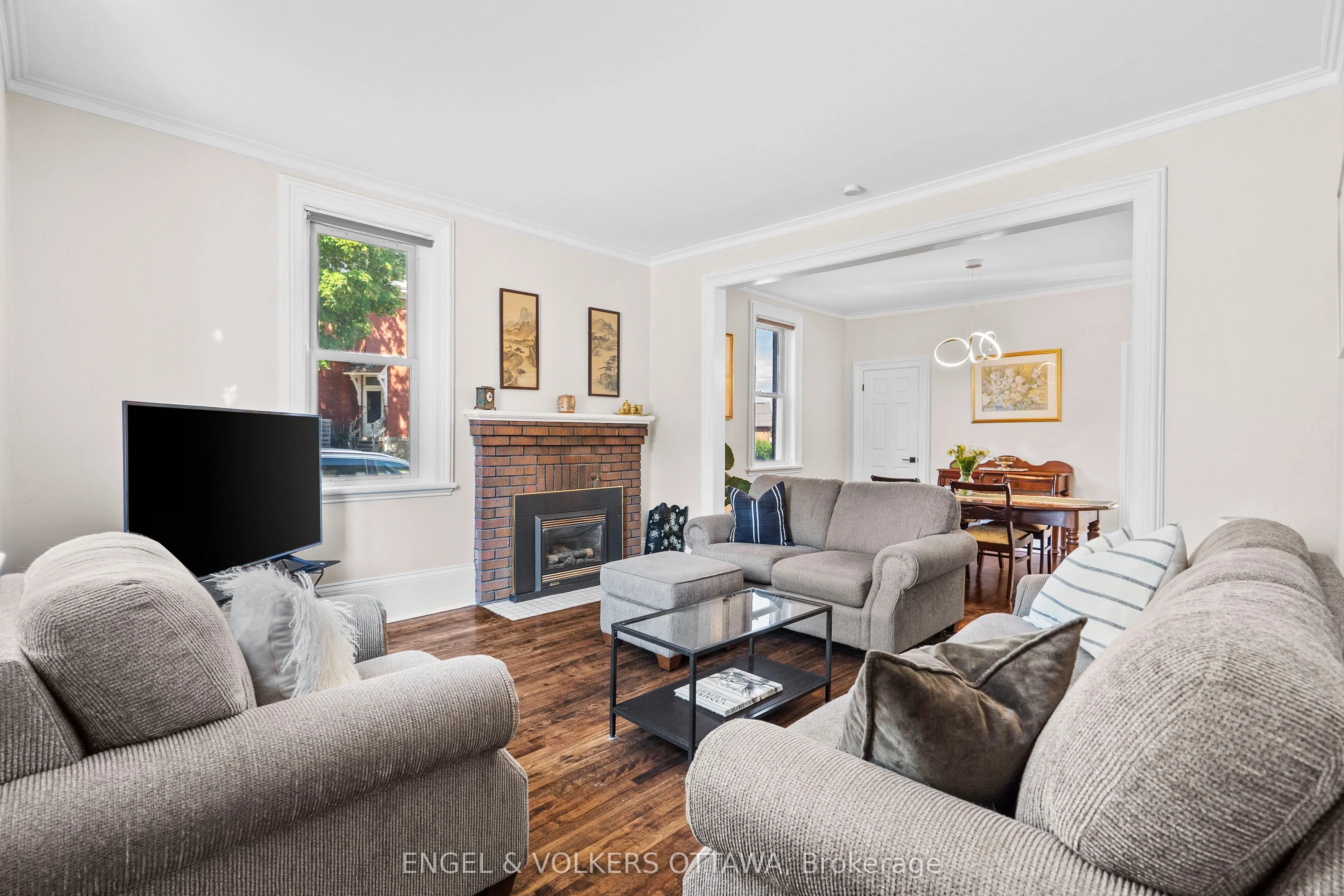 219 John Street N