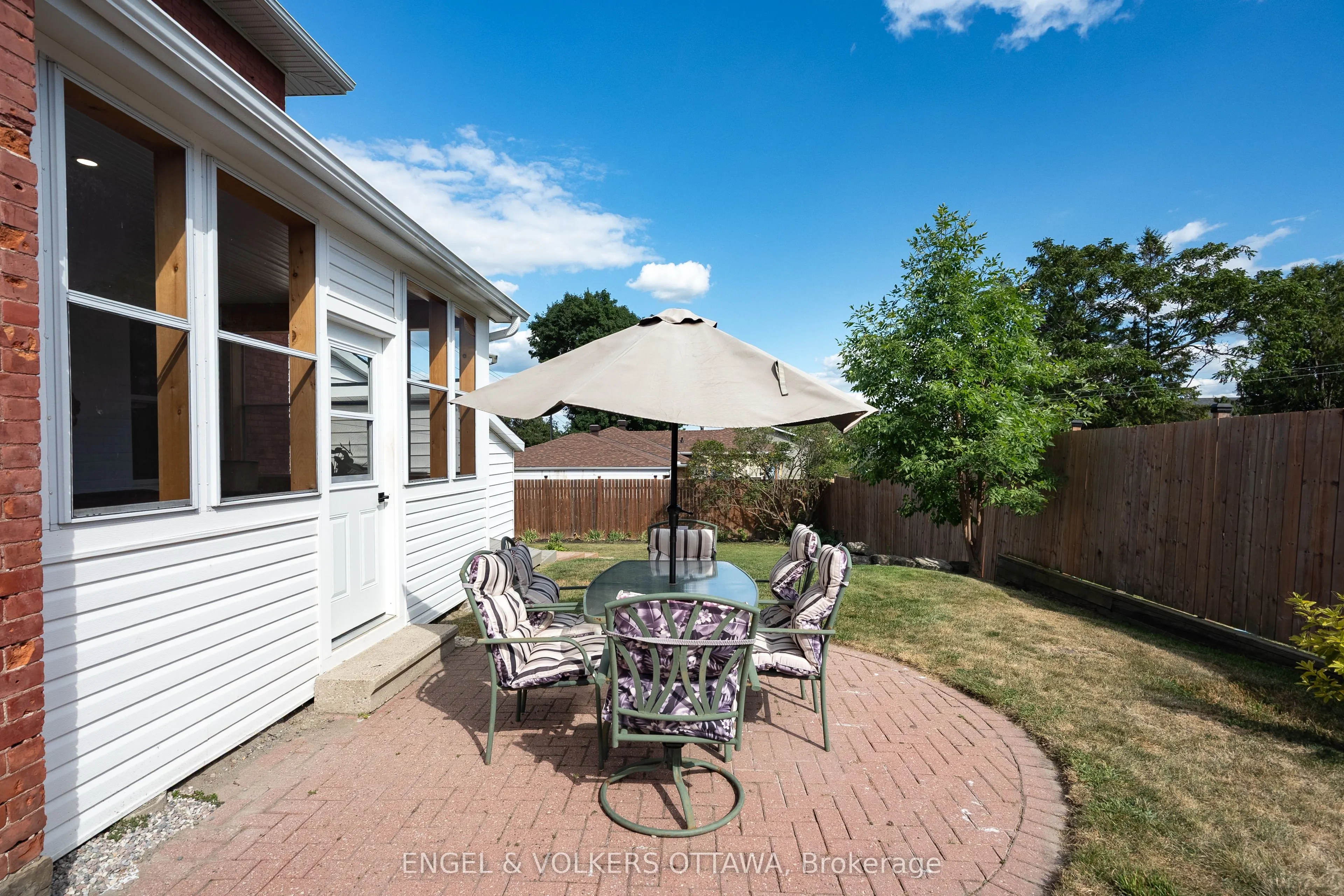 219 John Street N