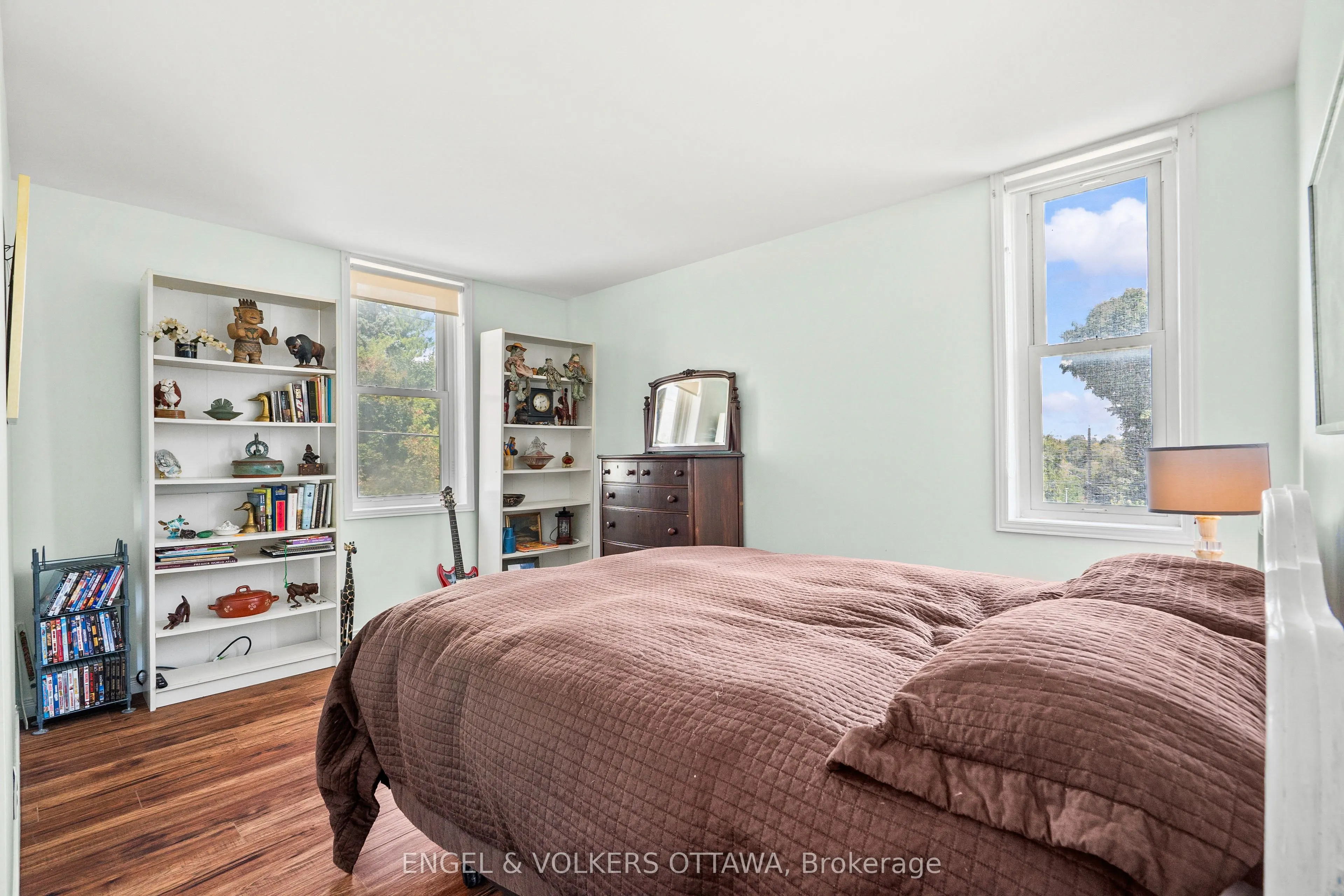 219 John Street N