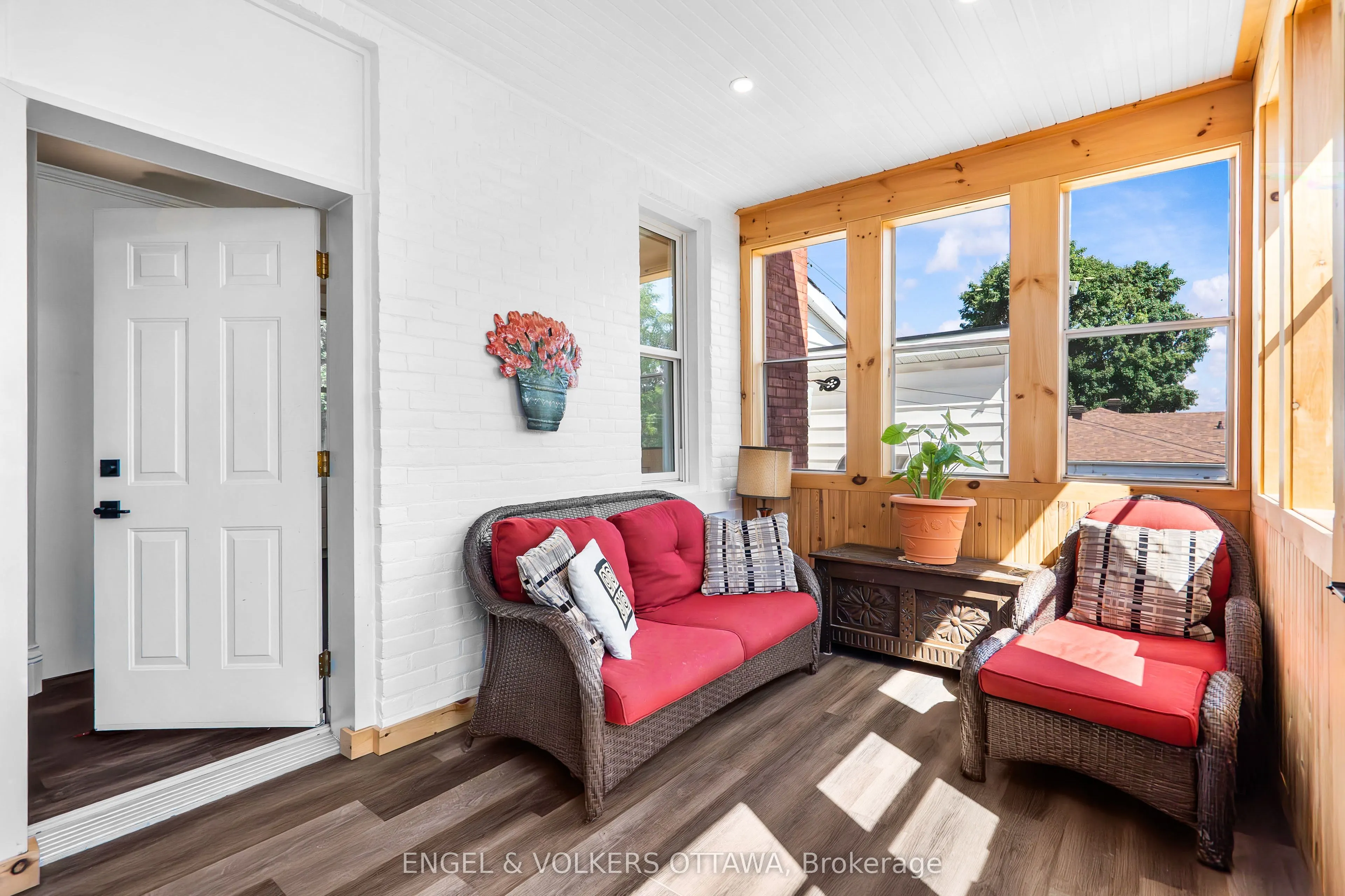 219 John Street N