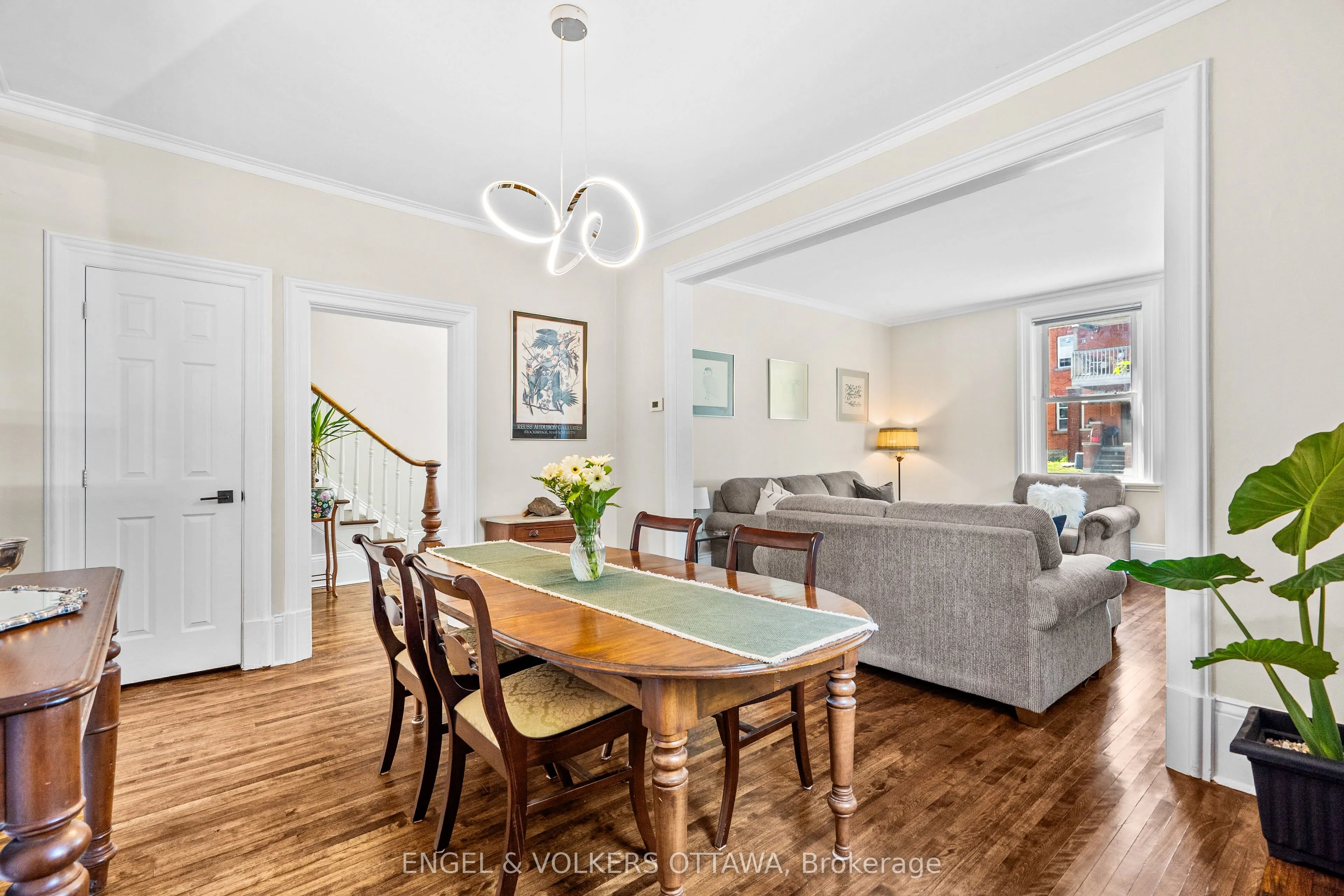 219 John Street N