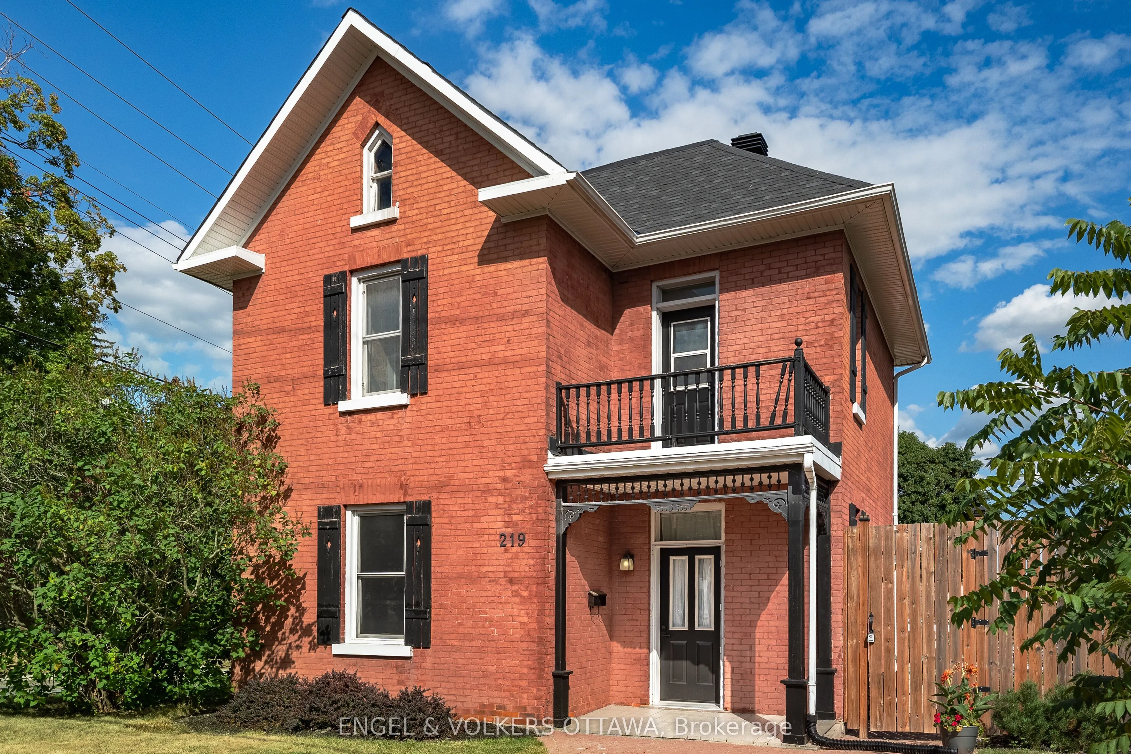 219 John Street N