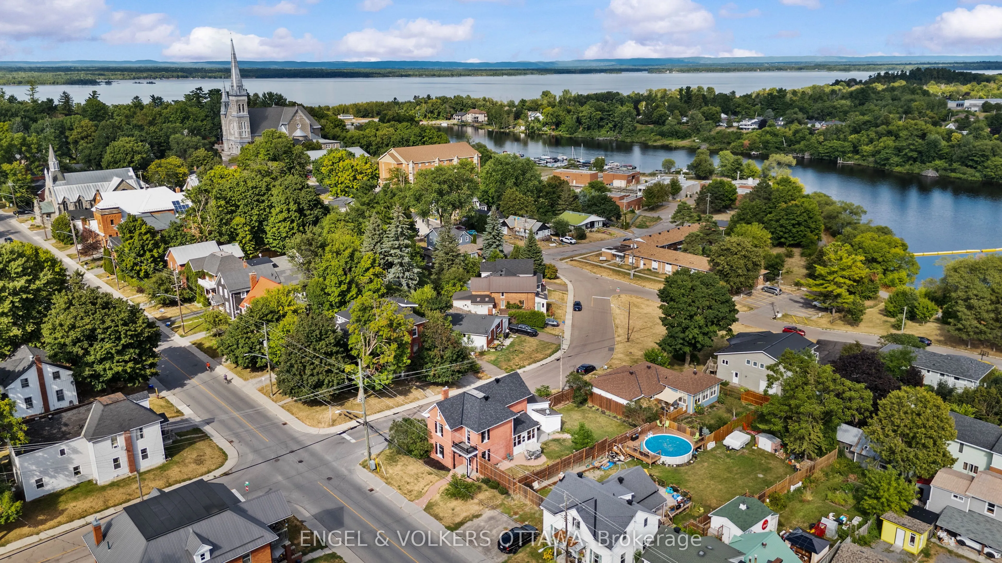 219 John Street N