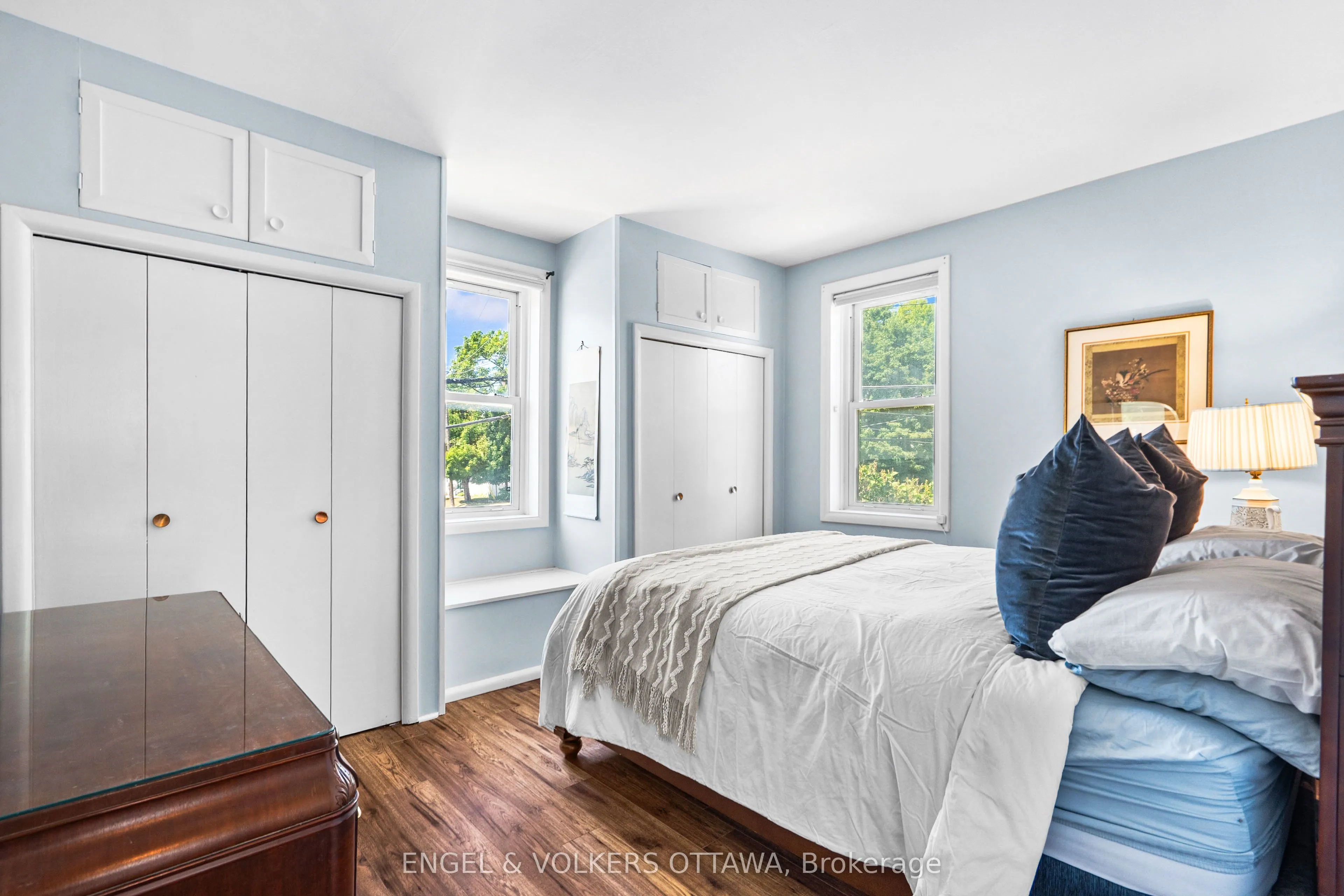 219 John Street N